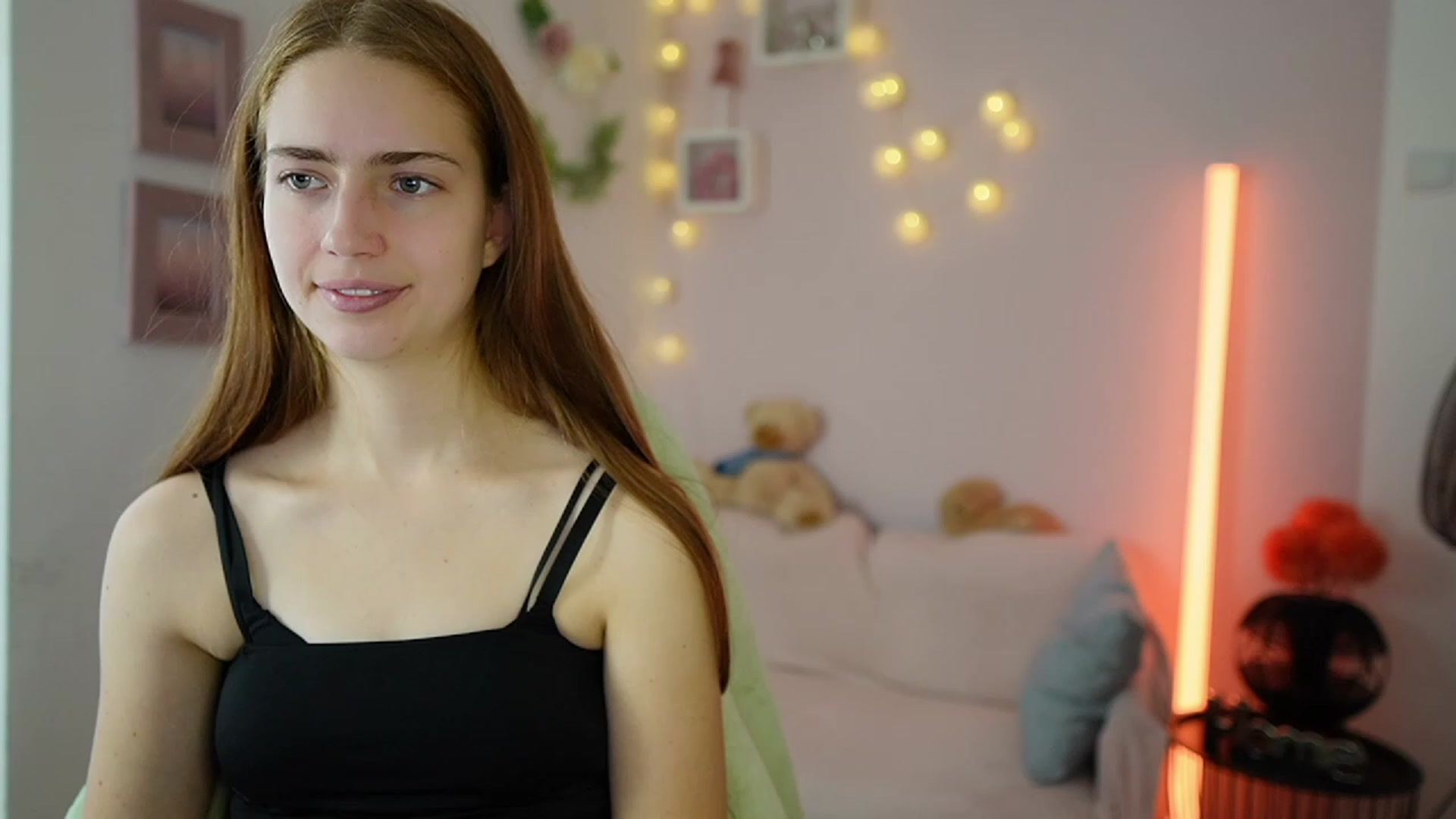 Gallery image thumbnail from Naomi_Woods18's myfreecams stream on, 12/17/2023, 14:08 image 12 of 20