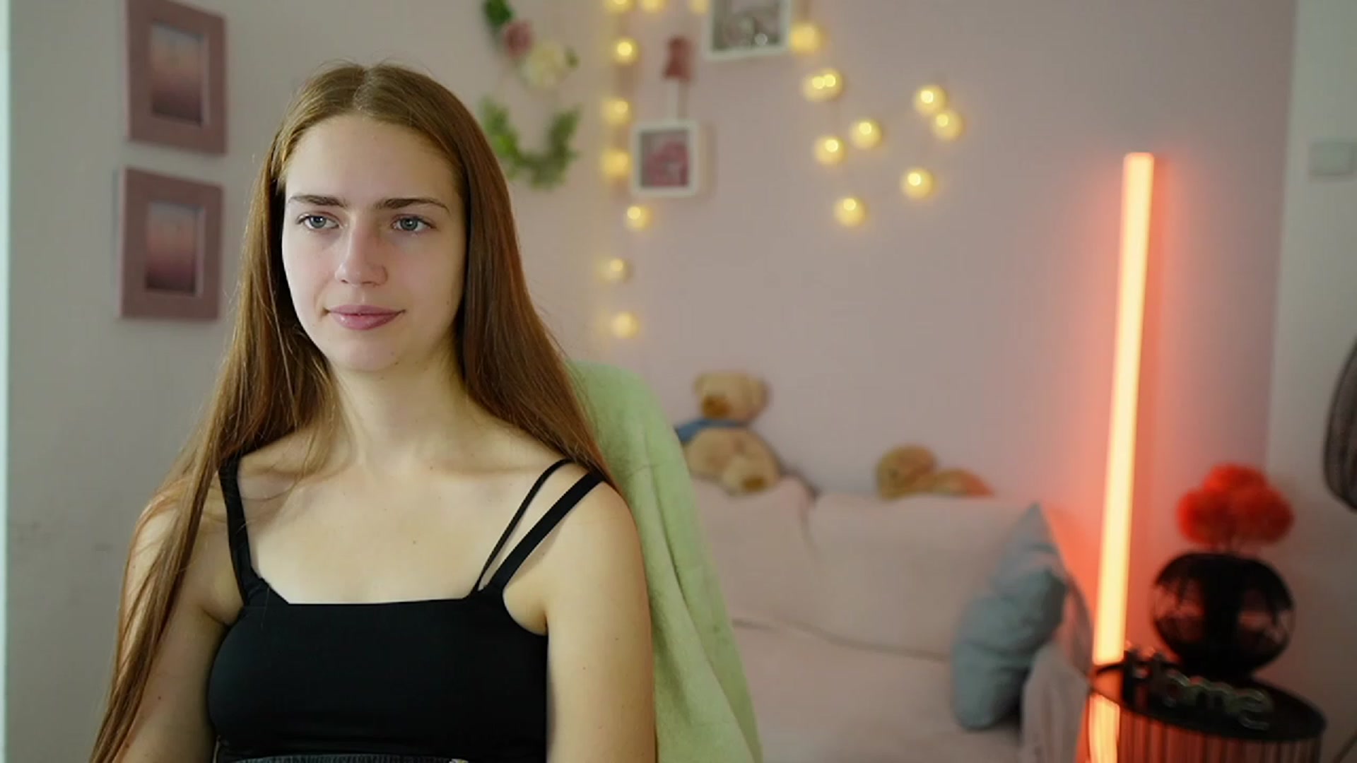 Gallery image thumbnail from Naomi_Woods18's myfreecams stream on, 12/17/2023, 14:08 image 8 of 20