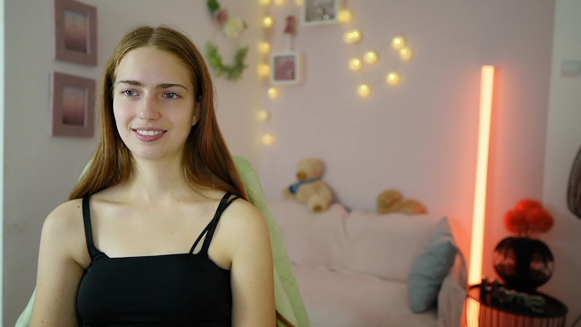Gallery image thumbnail from Naomi_Woods18's myfreecams stream on, 12/17/2023, 15:51 image 10 of 20