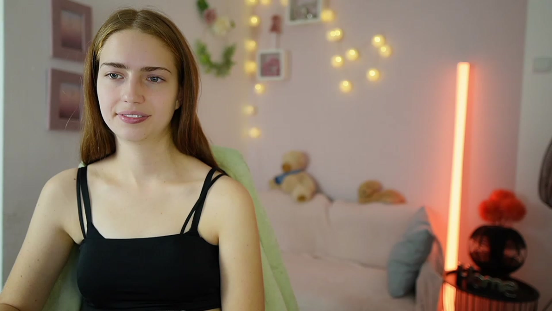 Gallery image thumbnail from Naomi_Woods18's myfreecams stream on, 12/17/2023, 15:51 image 15 of 20