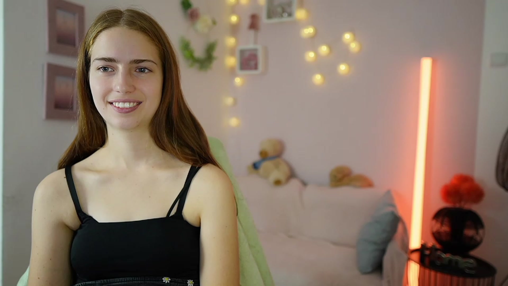 Gallery image thumbnail from Naomi_Woods18's myfreecams stream on, 12/17/2023, 15:51 image 18 of 20