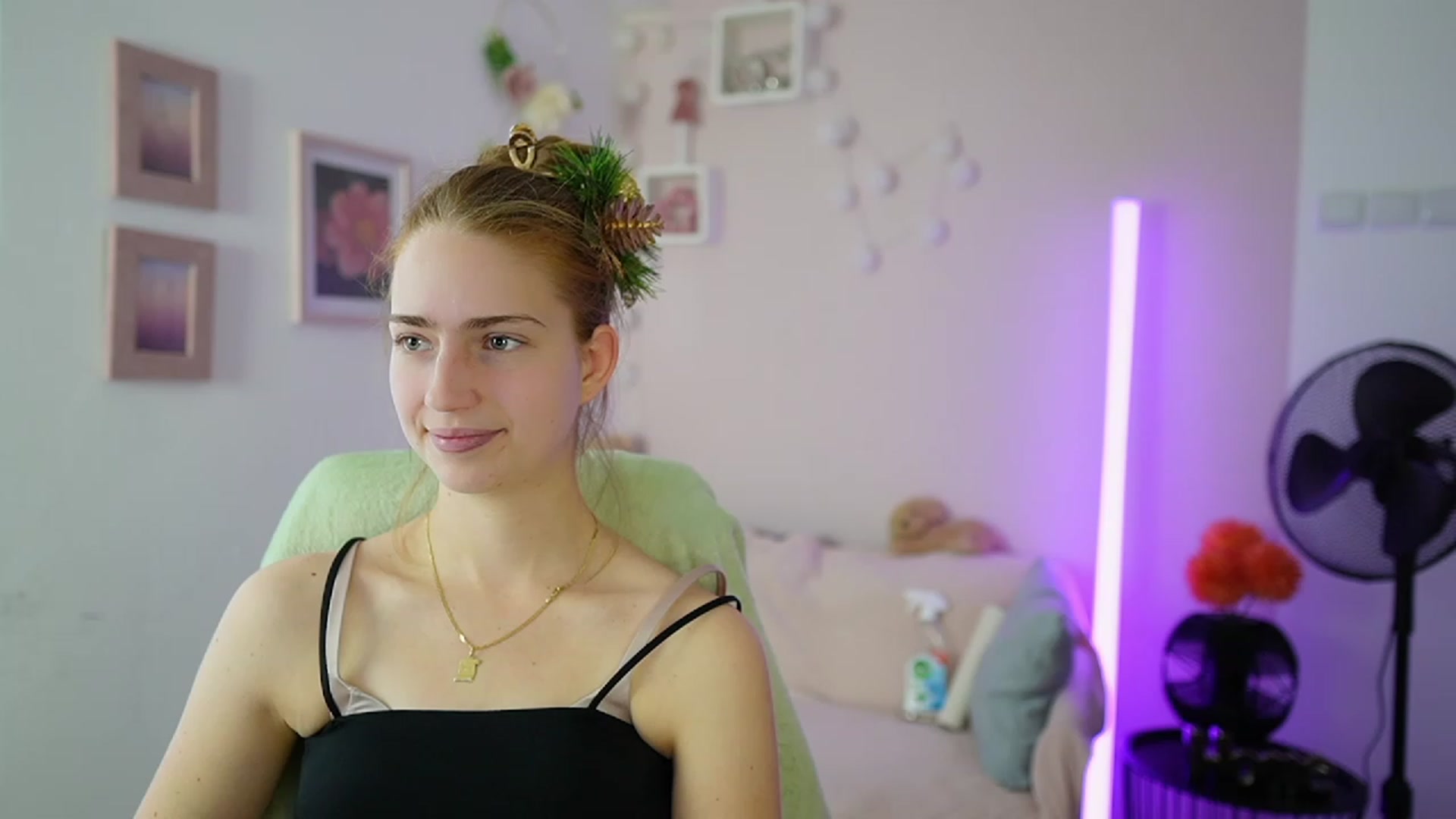 Gallery image thumbnail from Naomi_Woods18's myfreecams stream on, 12/22/2023, 11:37 image 10 of 20