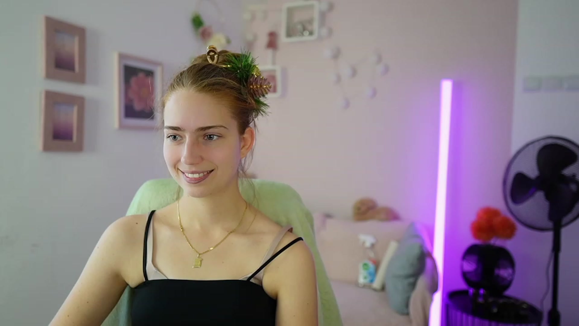 Gallery image thumbnail from Naomi_Woods18's myfreecams stream on, 12/22/2023, 11:37 image 17 of 20