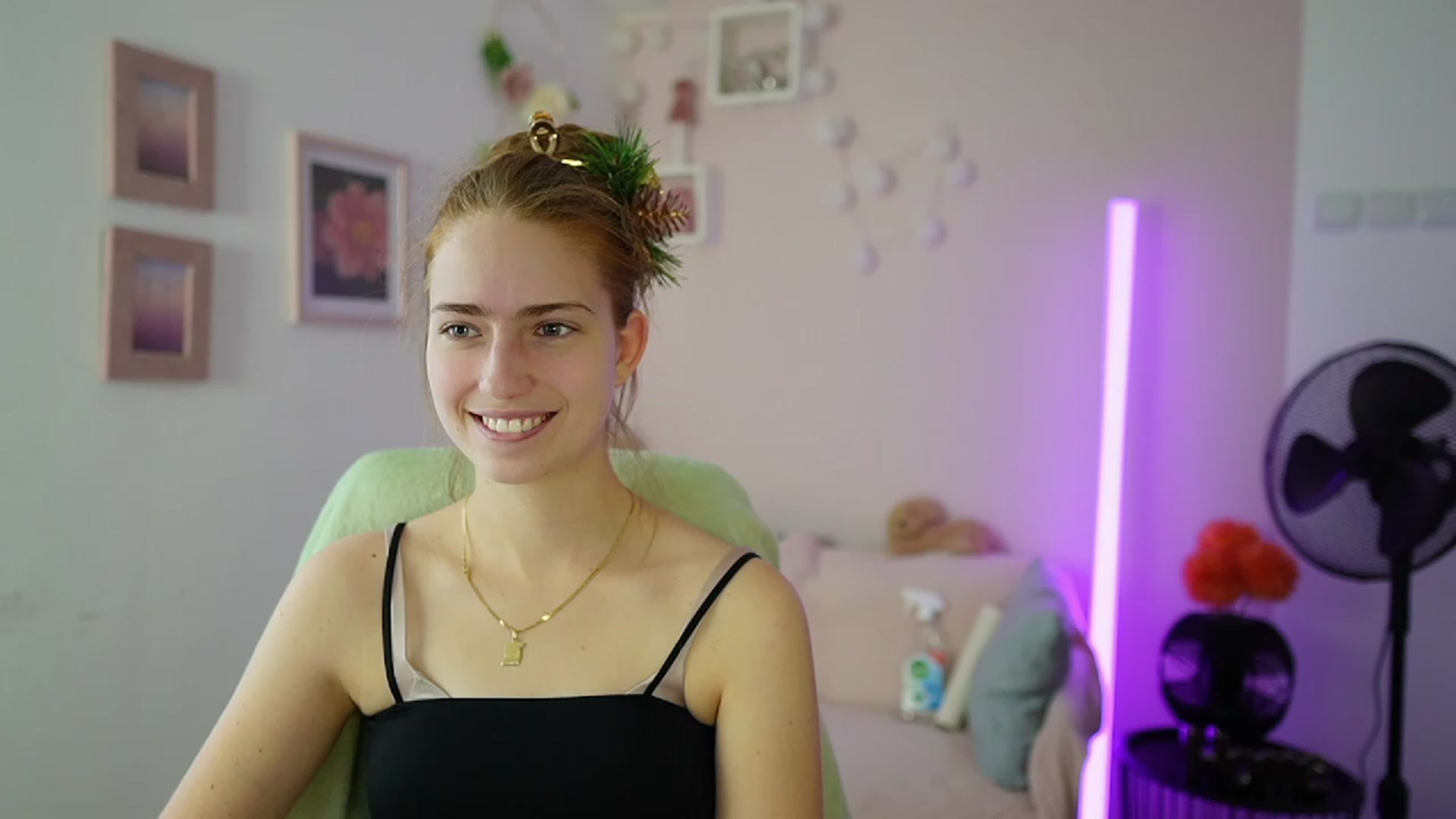 Gallery image thumbnail from Naomi_Woods18's myfreecams stream on, 12/22/2023, 11:37 image 14 of 20