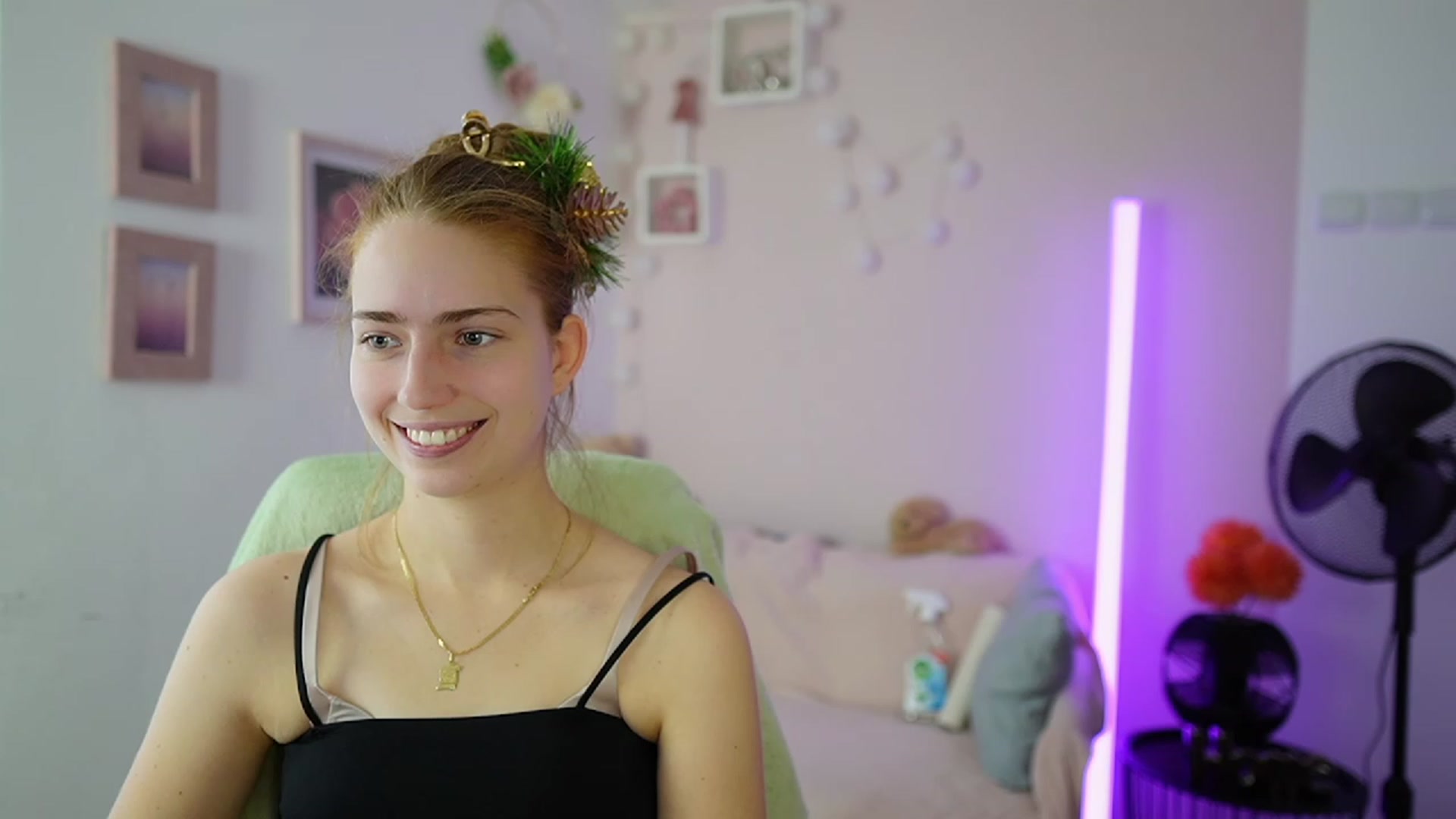 Gallery image thumbnail from Naomi_Woods18's myfreecams stream on, 12/22/2023, 11:37 image 9 of 20