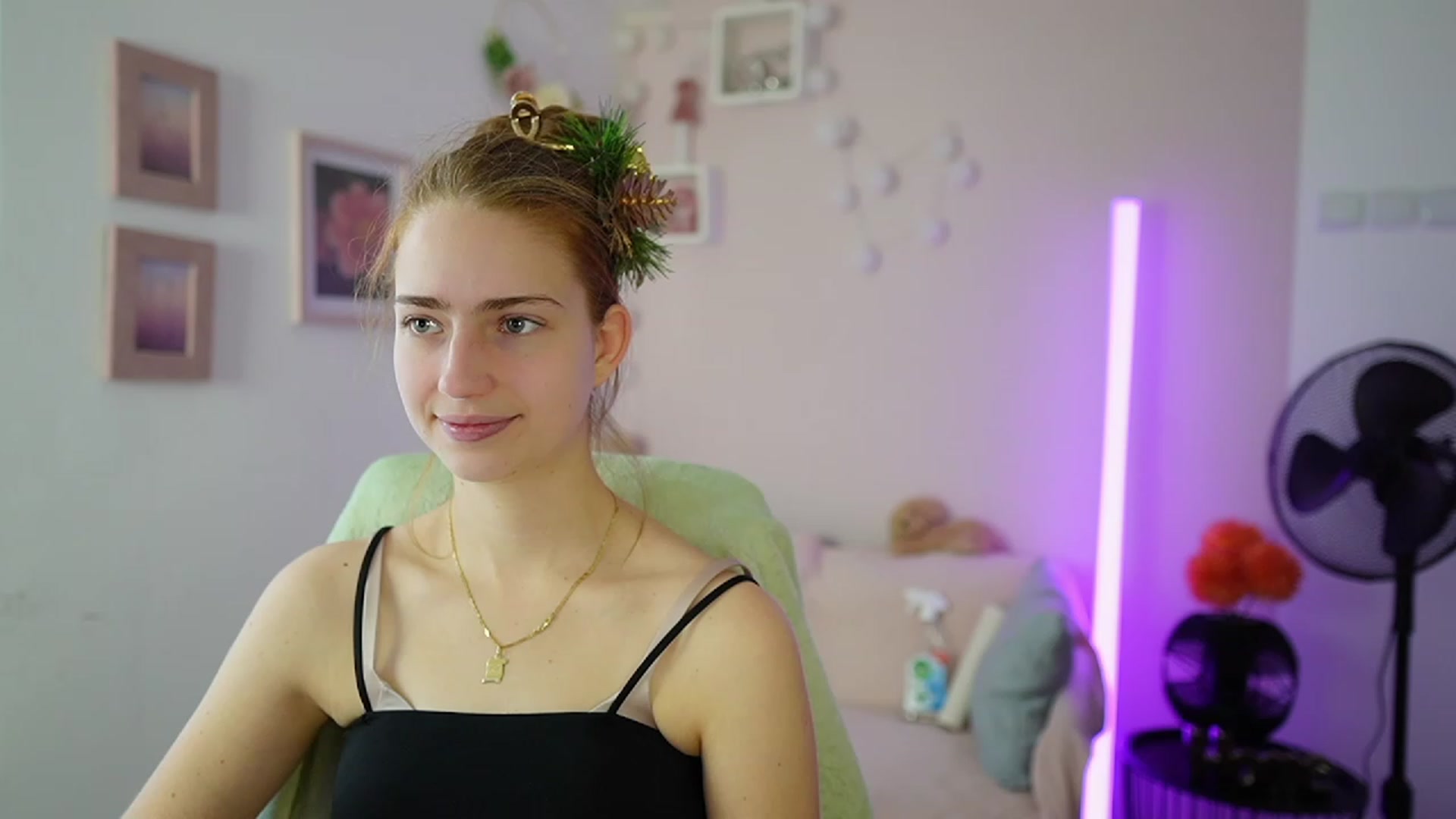 Gallery image thumbnail from Naomi_Woods18's myfreecams stream on, 12/22/2023, 11:37 image 6 of 20