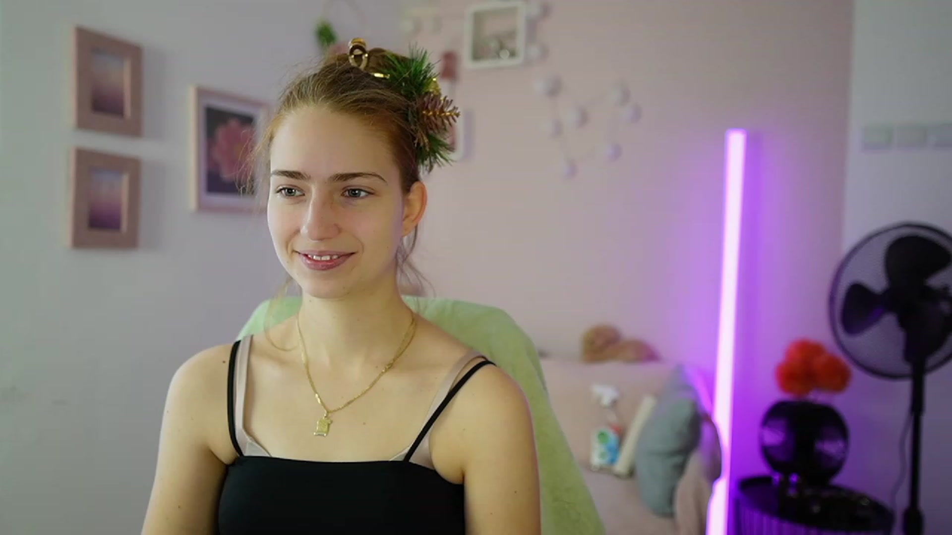 Gallery image thumbnail from Naomi_Woods18's myfreecams stream on, 12/22/2023, 11:37 image 1 of 20