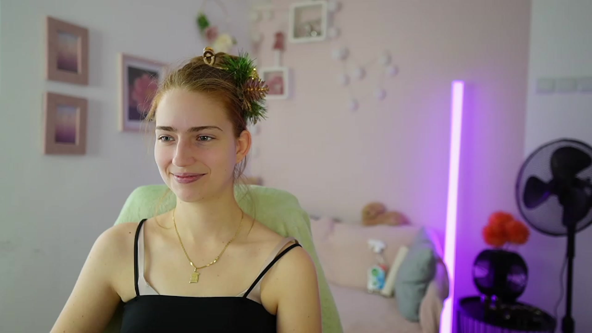 Gallery image thumbnail from Naomi_Woods18's myfreecams stream on, 12/22/2023, 11:37 image 7 of 20