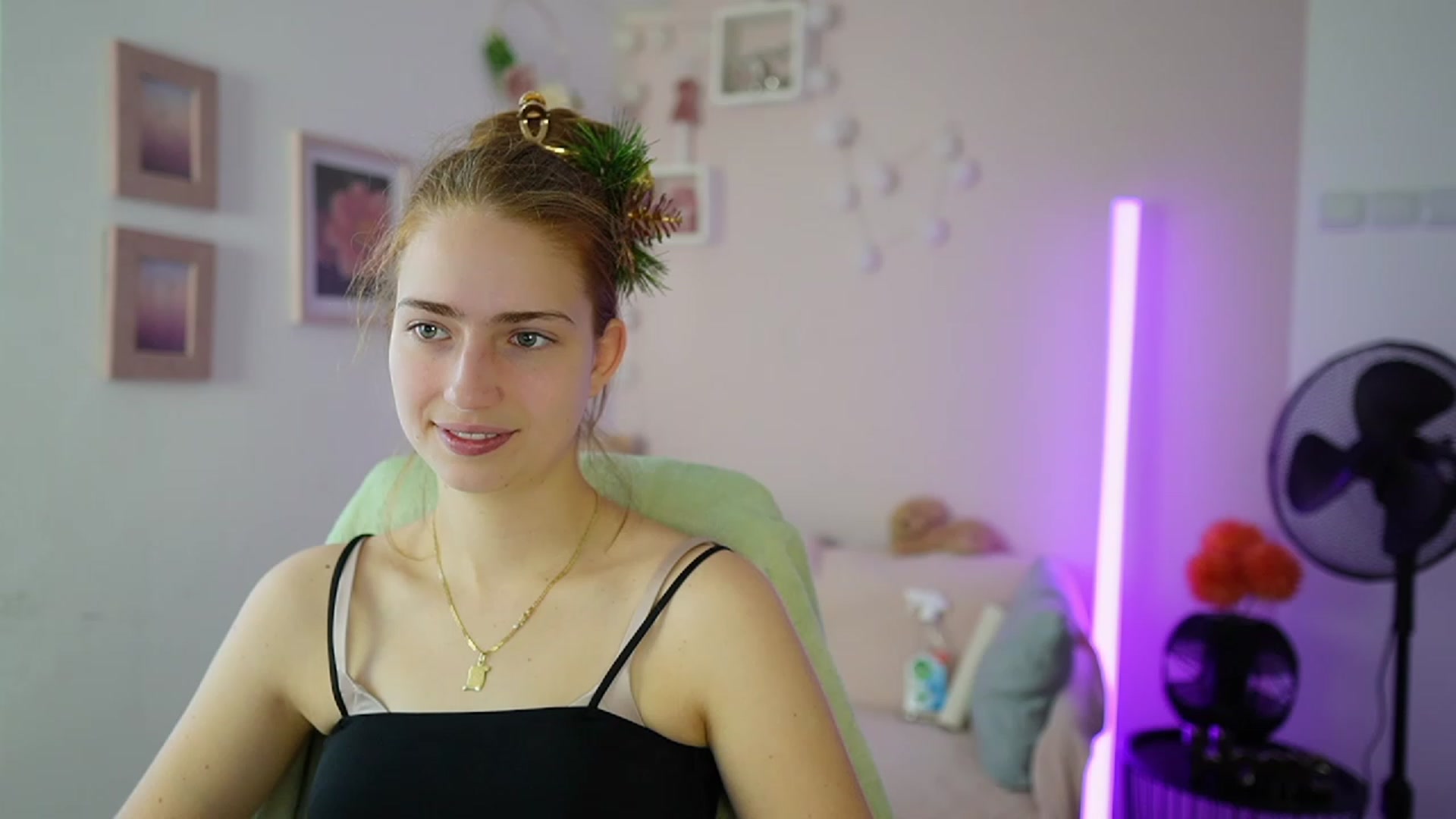 Gallery image thumbnail from Naomi_Woods18's myfreecams stream on, 12/22/2023, 11:37 image 5 of 20
