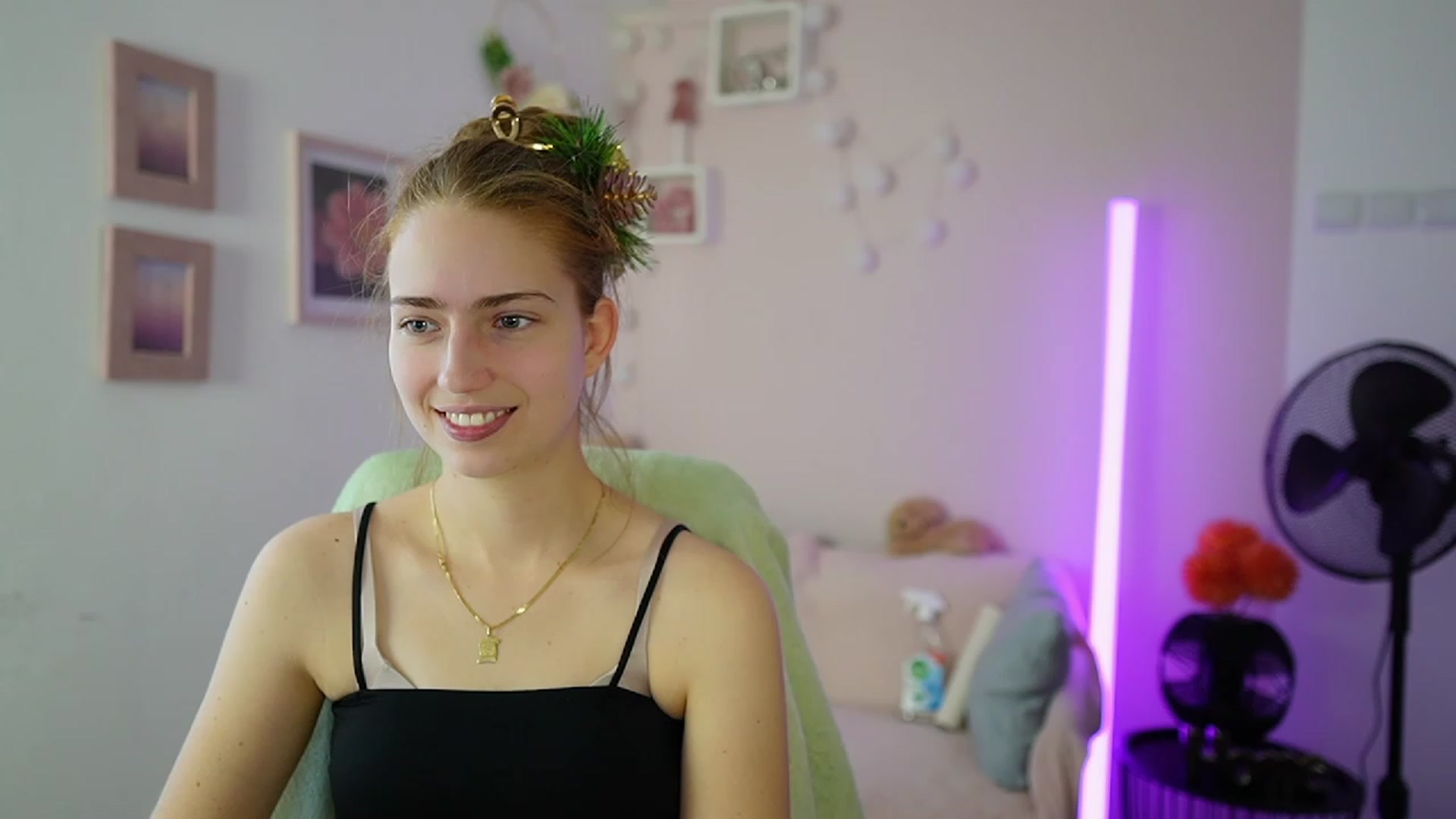 Gallery image thumbnail from Naomi_Woods18's myfreecams stream on, 12/22/2023, 11:37 image 15 of 20