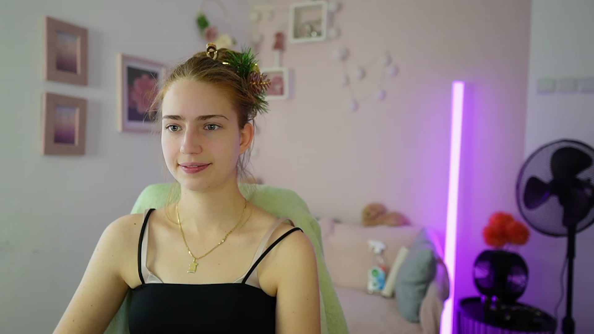 Gallery image thumbnail from Naomi_Woods18's myfreecams stream on, 12/22/2023, 11:37 image 19 of 20