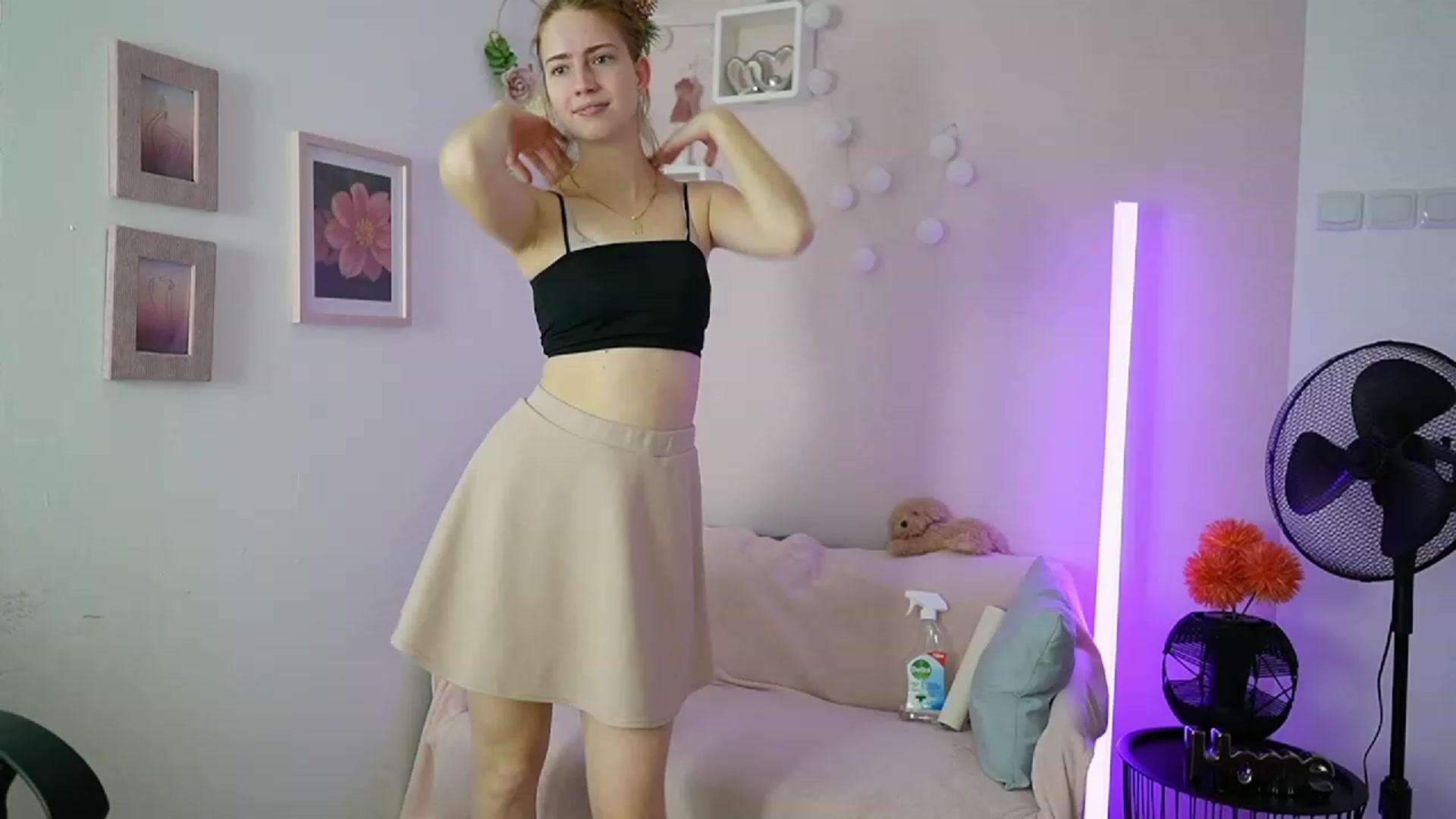 Gallery image thumbnail from Naomi_Woods18's myfreecams stream on, 12/22/2023, 11:37 image 12 of 20