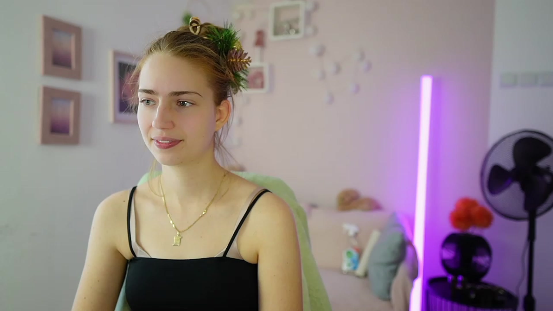 Gallery image thumbnail from Naomi_Woods18's myfreecams stream on, 12/22/2023, 11:37 image 18 of 20