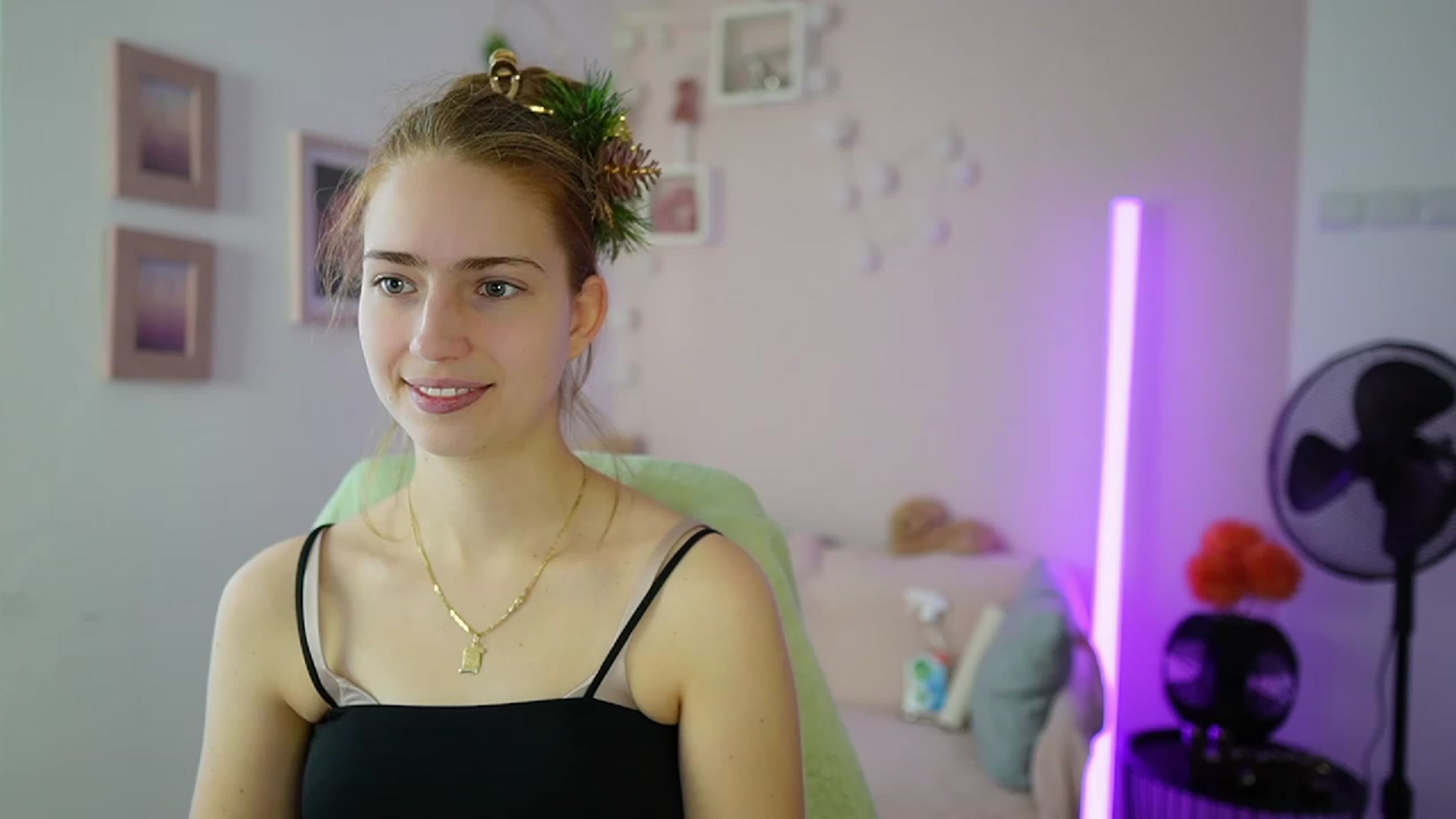 Gallery image thumbnail from Naomi_Woods18's myfreecams stream on, 12/22/2023, 11:37 image 4 of 20