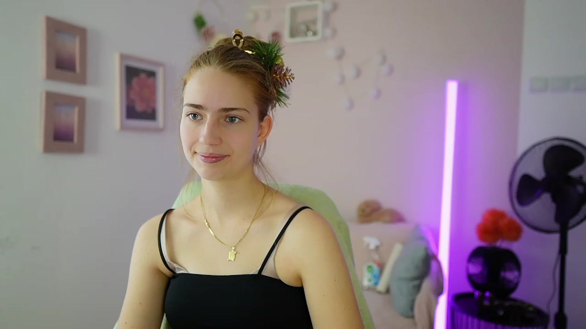 Gallery image thumbnail from Naomi_Woods18's myfreecams stream on, 12/22/2023, 11:37 image 13 of 20