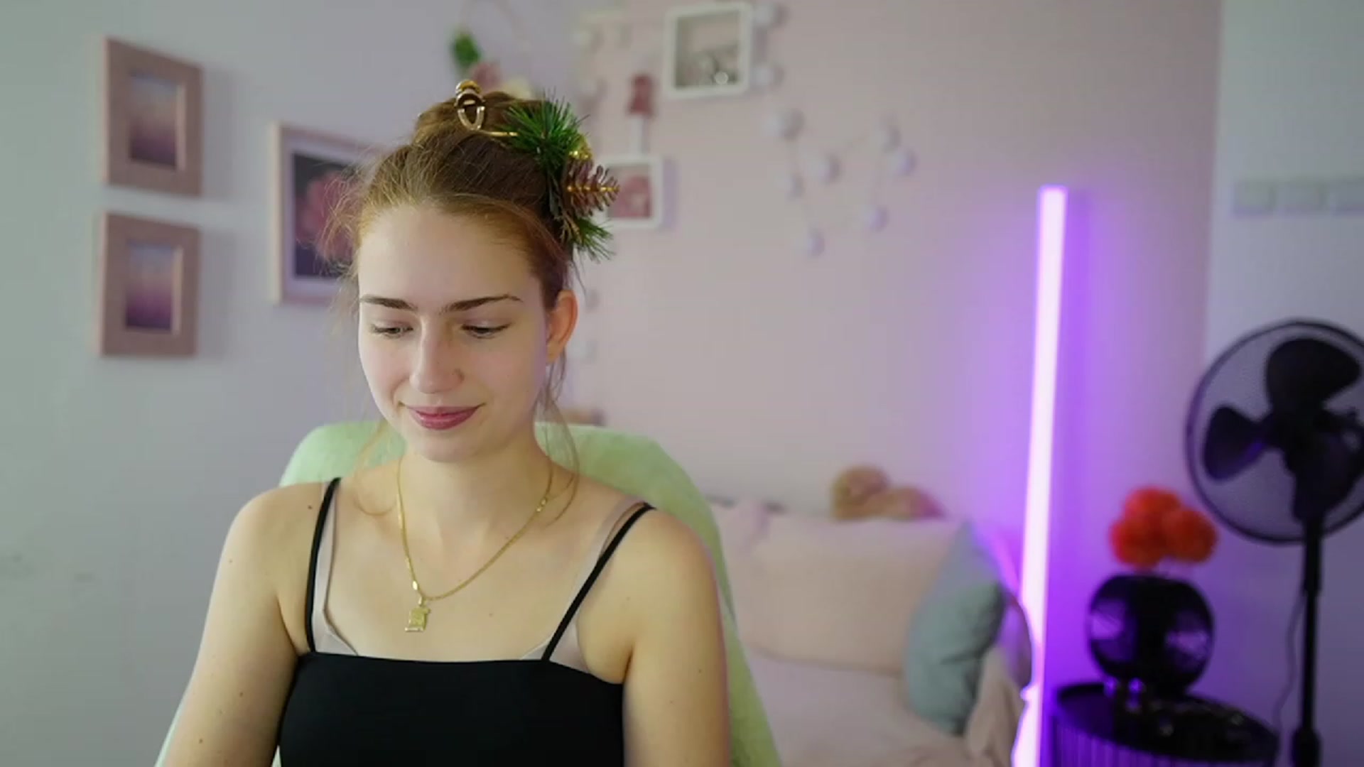 Gallery image thumbnail from Naomi_Woods18's myfreecams stream on, 12/22/2023, 12:31 image 17 of 20