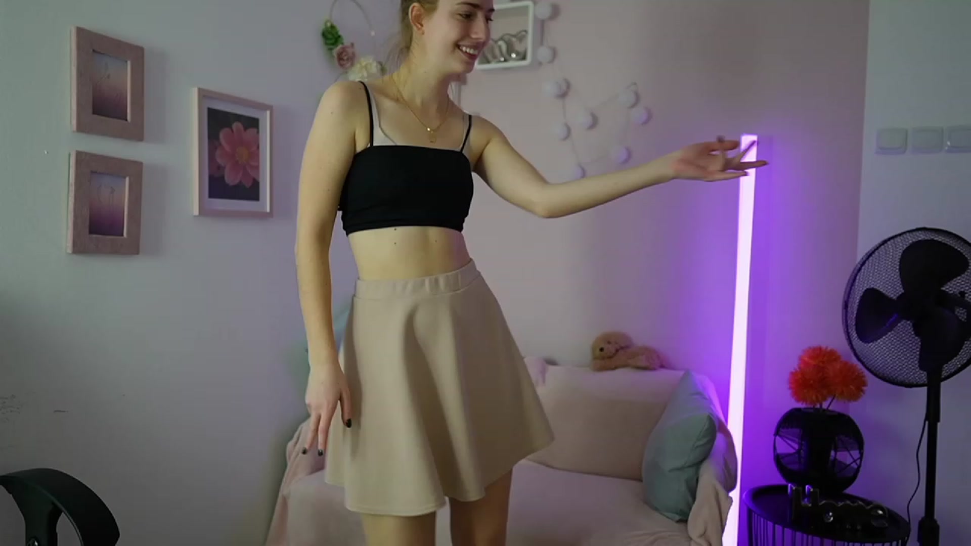 Gallery image thumbnail from Naomi_Woods18's myfreecams stream on, 12/22/2023, 12:31 image 12 of 20