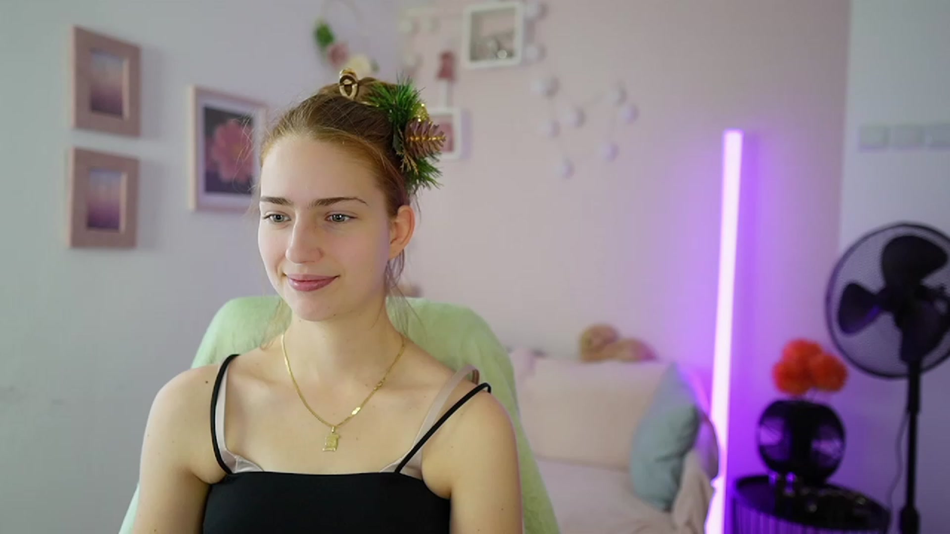 Gallery image thumbnail from Naomi_Woods18's myfreecams stream on, 12/22/2023, 12:31 image 7 of 20