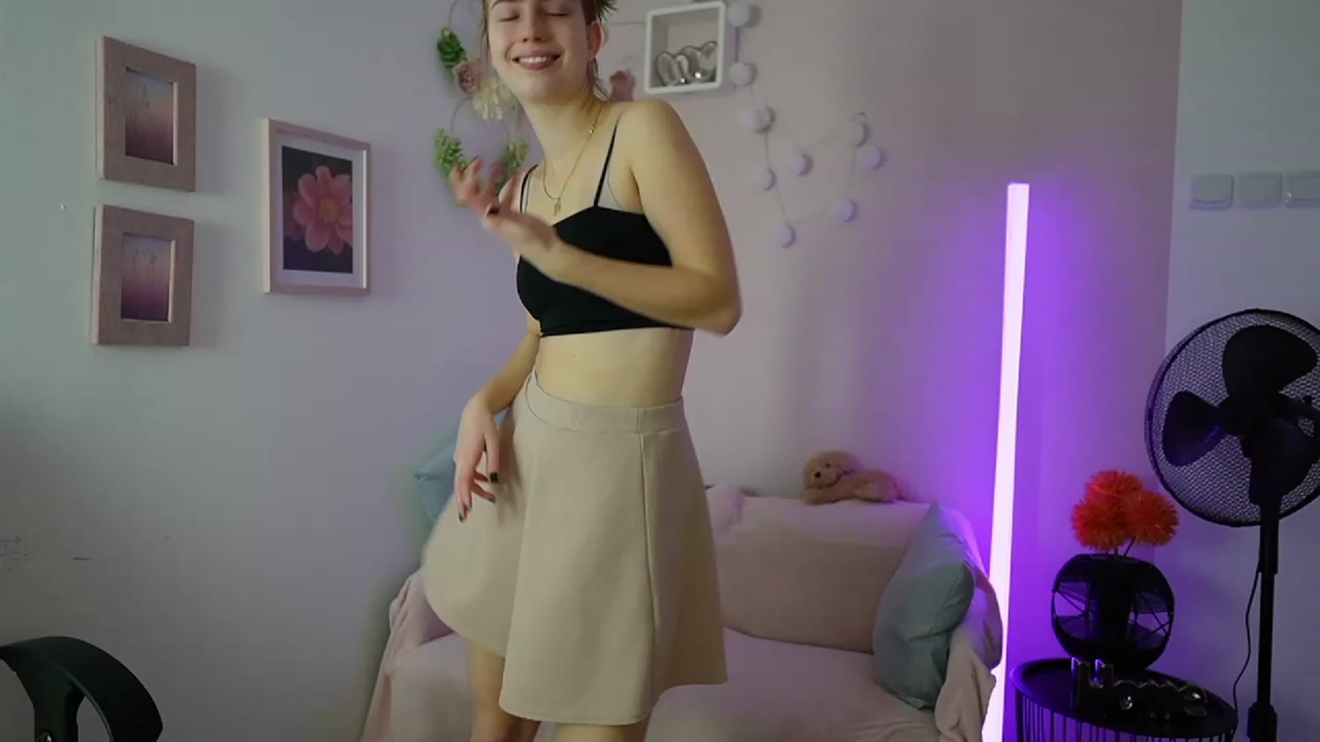 Gallery image thumbnail from Naomi_Woods18's myfreecams stream on, 12/22/2023, 12:31 image 13 of 20