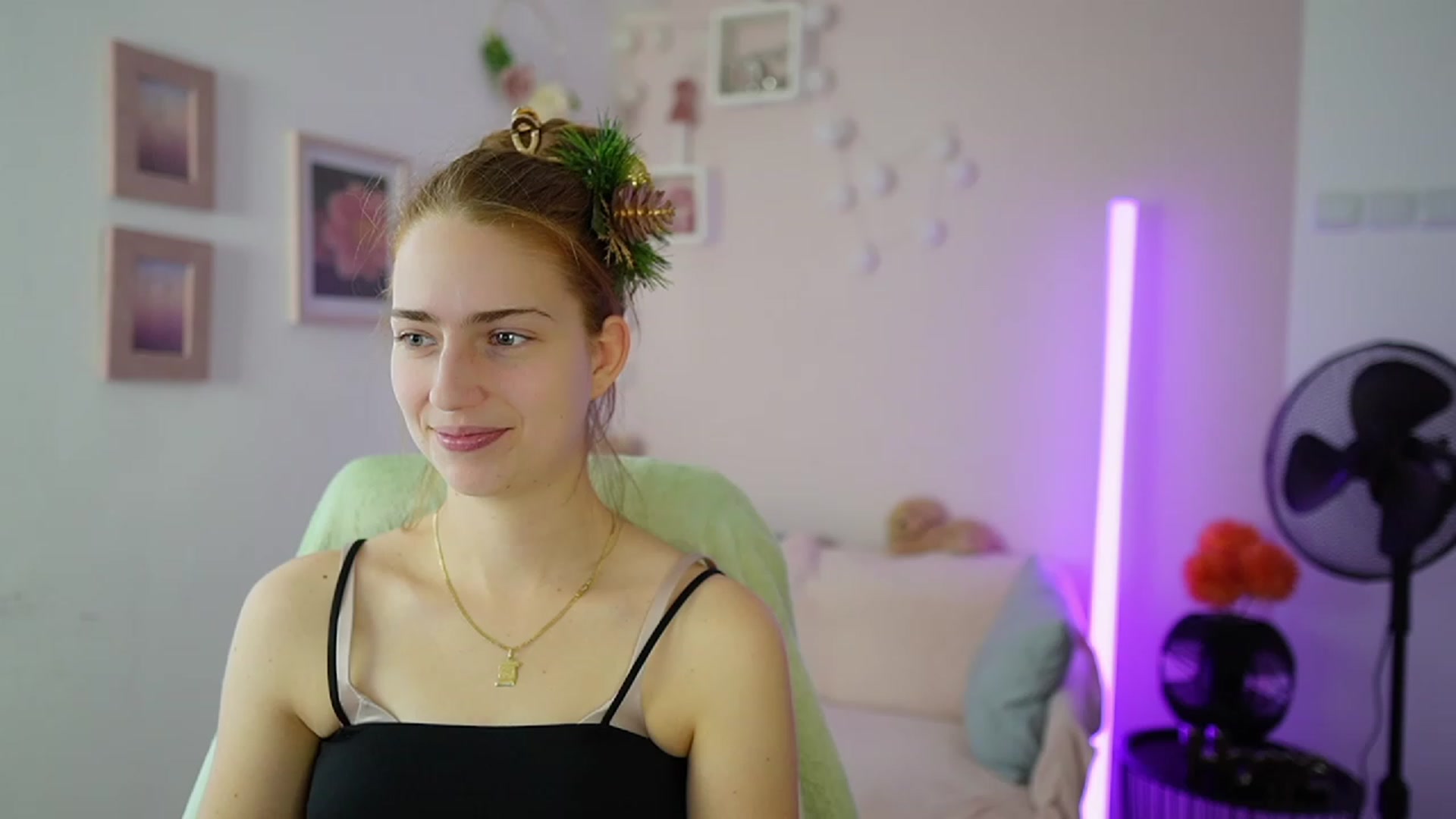 Gallery image thumbnail from Naomi_Woods18's myfreecams stream on, 12/22/2023, 12:31 image 10 of 20