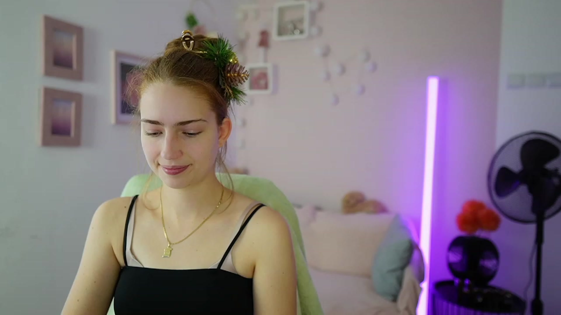 Gallery image thumbnail from Naomi_Woods18's myfreecams stream on, 12/22/2023, 12:31 image 16 of 20