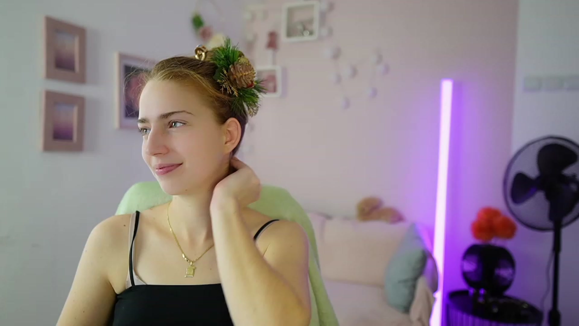 Gallery image thumbnail from Naomi_Woods18's myfreecams stream on, 12/22/2023, 13:53 image 6 of 20