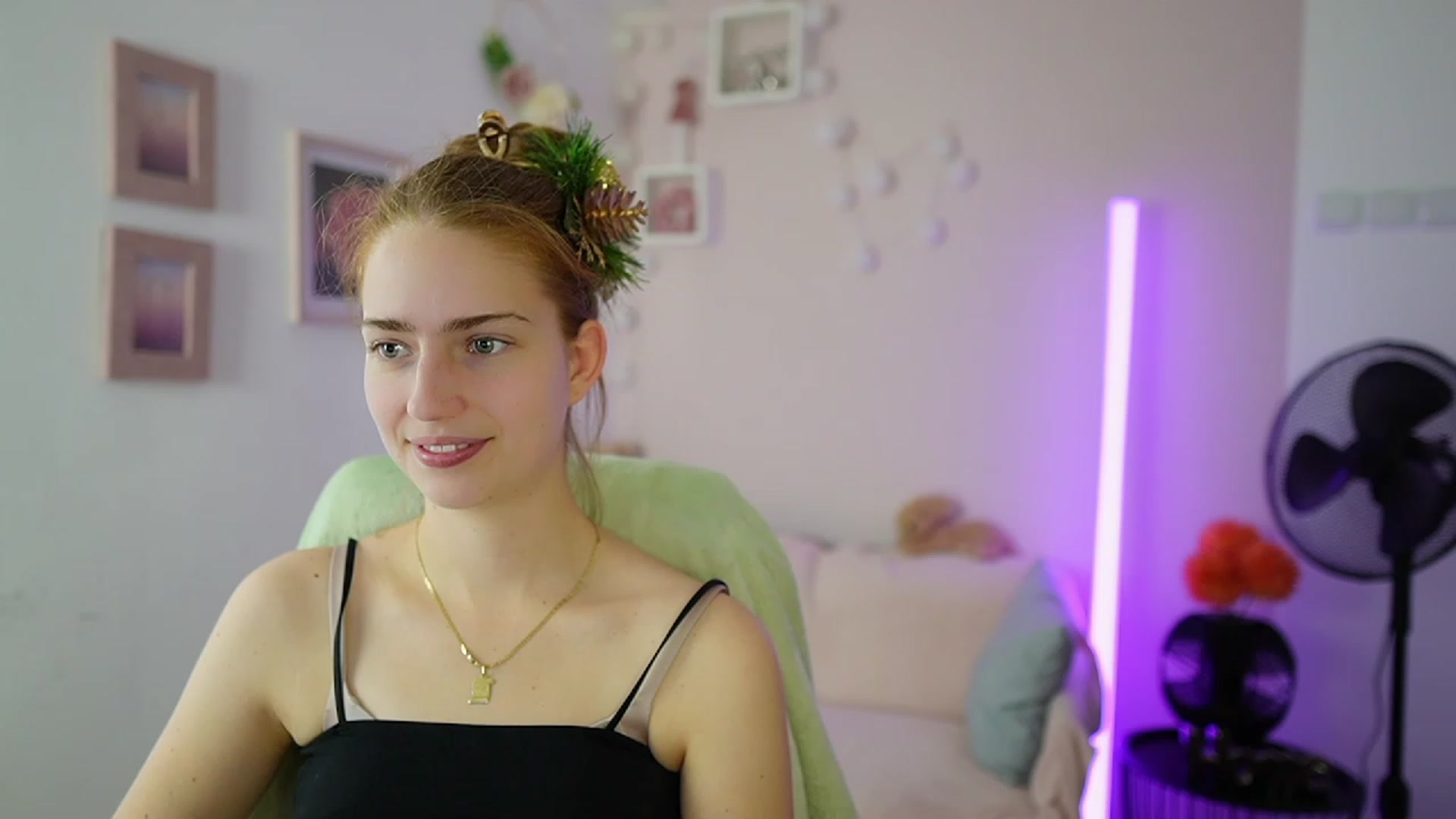 Gallery image thumbnail from Naomi_Woods18's myfreecams stream on, 12/22/2023, 13:53 image 7 of 20
