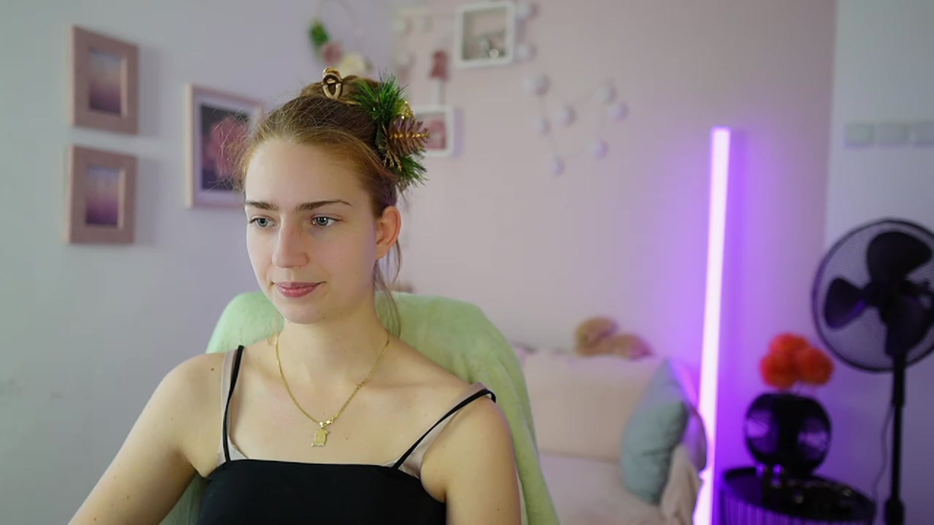 Gallery image thumbnail from Naomi_Woods18's myfreecams stream on, 12/22/2023, 13:53 image 16 of 20