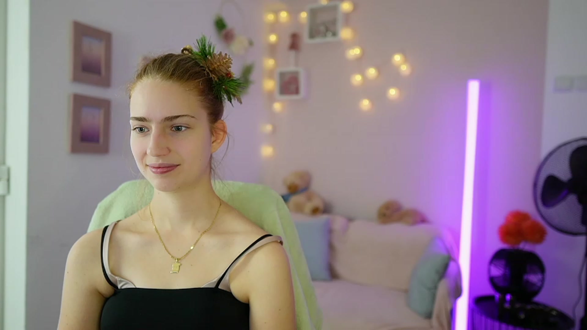 Gallery image thumbnail from Naomi_Woods18's myfreecams stream on, 12/23/2023, 11:41 image 14 of 20