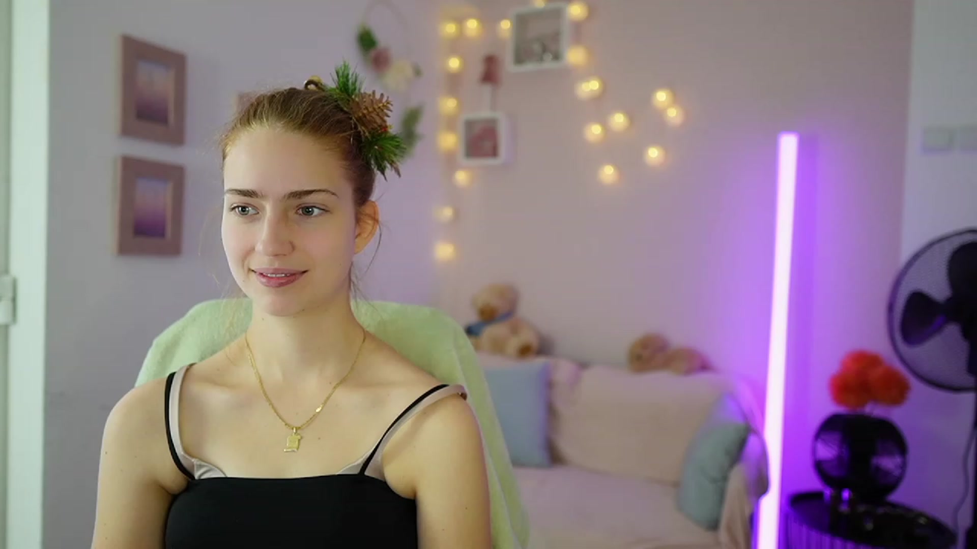 Gallery image thumbnail from Naomi_Woods18's myfreecams stream on, 12/23/2023, 11:41 image 13 of 20