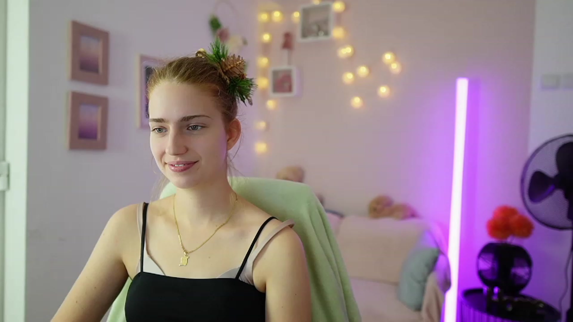 Gallery image thumbnail from Naomi_Woods18's myfreecams stream on, 12/23/2023, 13:52 image 7 of 20