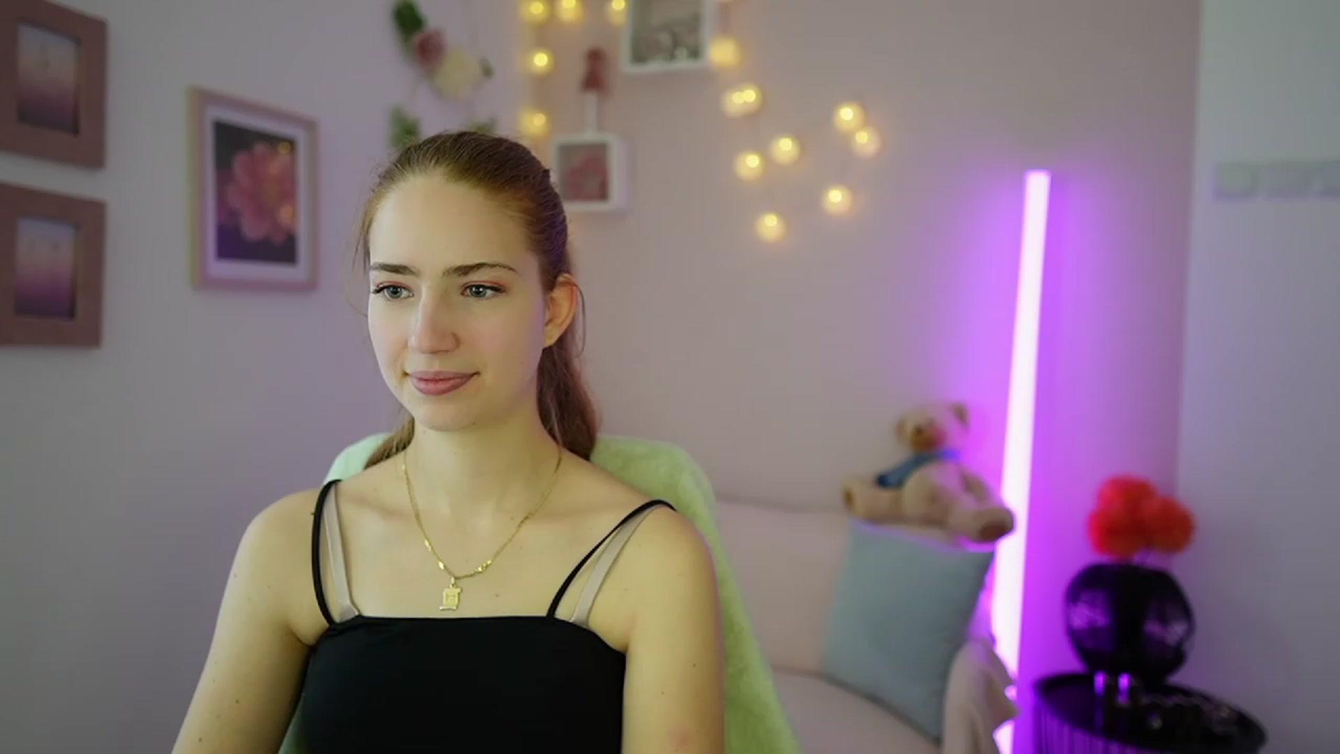 Gallery image thumbnail from Naomi_Woods18's myfreecams stream on, 12/27/2023, 10:22 image 13 of 20