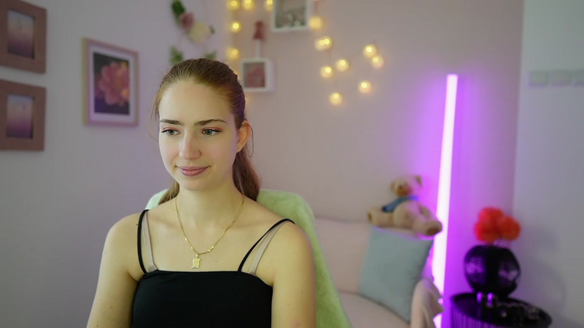 Gallery image thumbnail from Naomi_Woods18's myfreecams stream on, 12/27/2023, 10:22 image 14 of 20