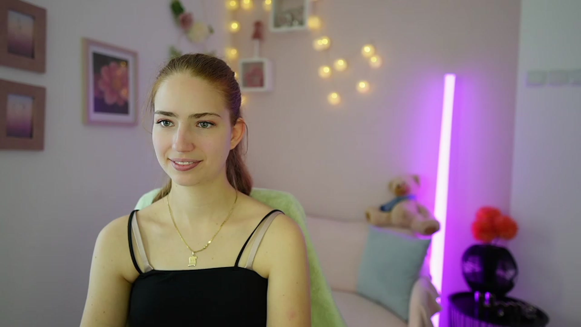 Gallery image thumbnail from Naomi_Woods18's myfreecams stream on, 12/27/2023, 10:22 image 5 of 20