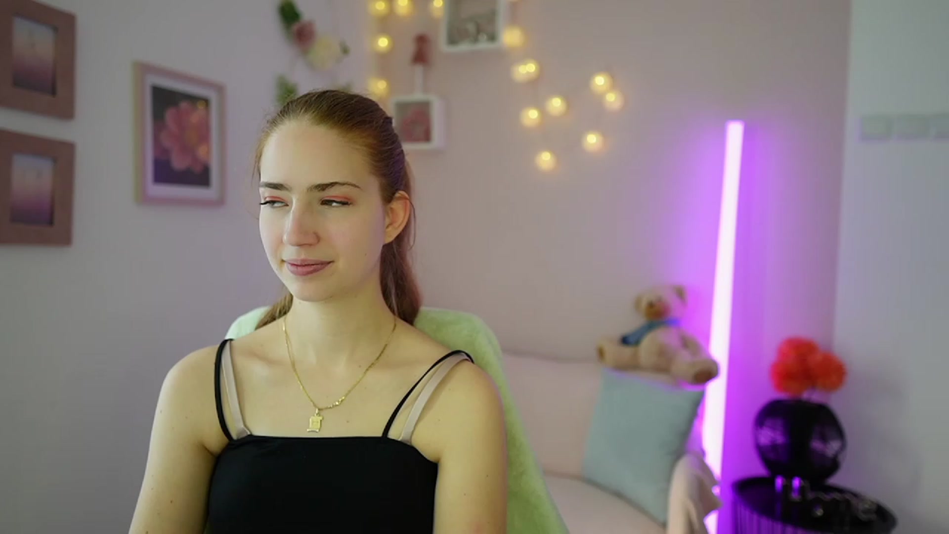 Gallery image thumbnail from Naomi_Woods18's myfreecams stream on, 12/27/2023, 10:22 image 7 of 20