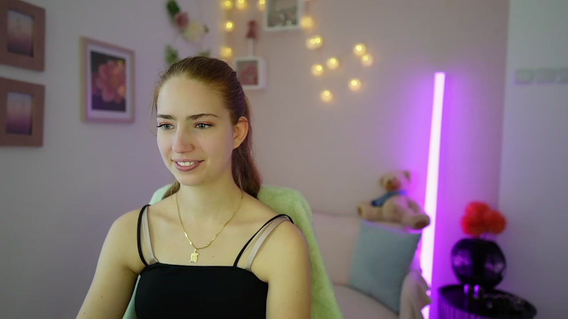 Gallery image thumbnail from Naomi_Woods18's myfreecams stream on, 12/27/2023, 10:22 image 10 of 20