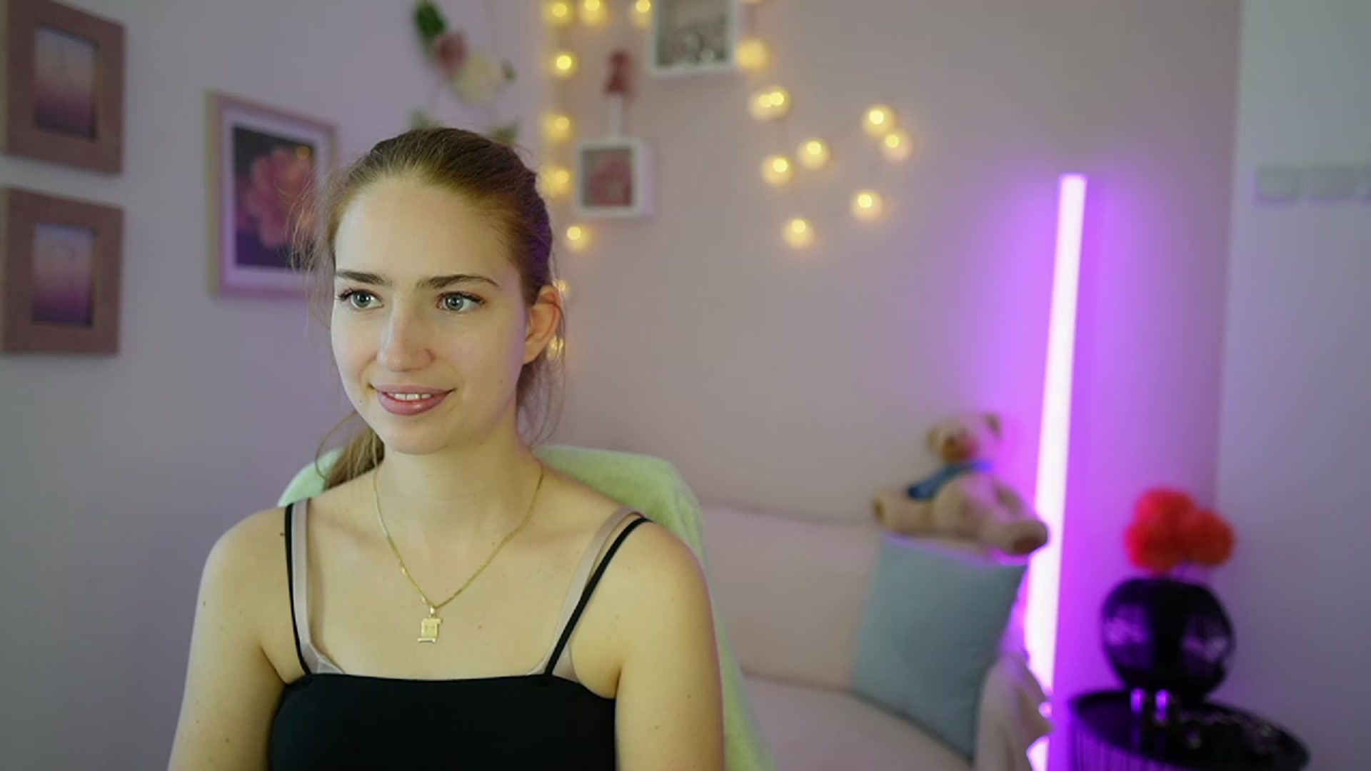 Gallery image thumbnail from Naomi_Woods18's myfreecams stream on, 12/27/2023, 12:57 image 8 of 20
