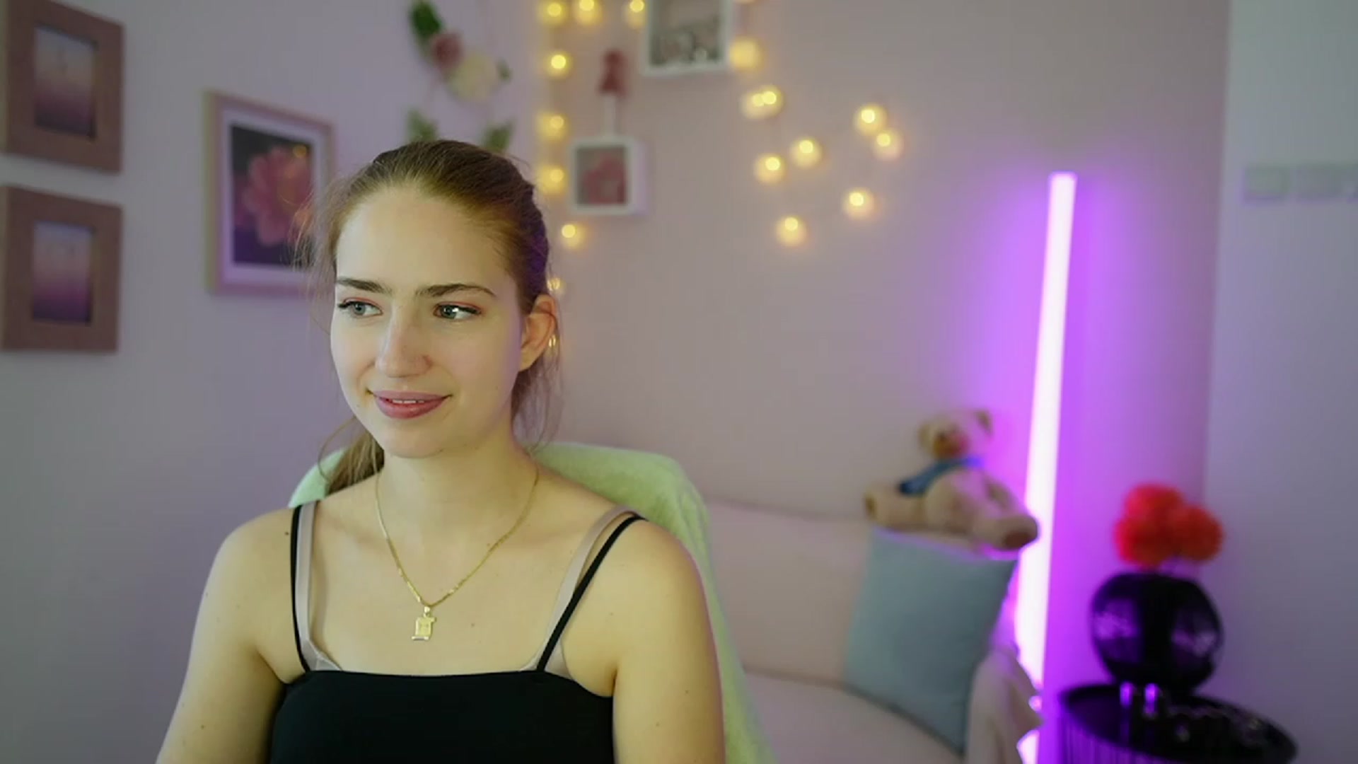 Gallery image thumbnail from Naomi_Woods18's myfreecams stream on, 12/27/2023, 12:57 image 9 of 20