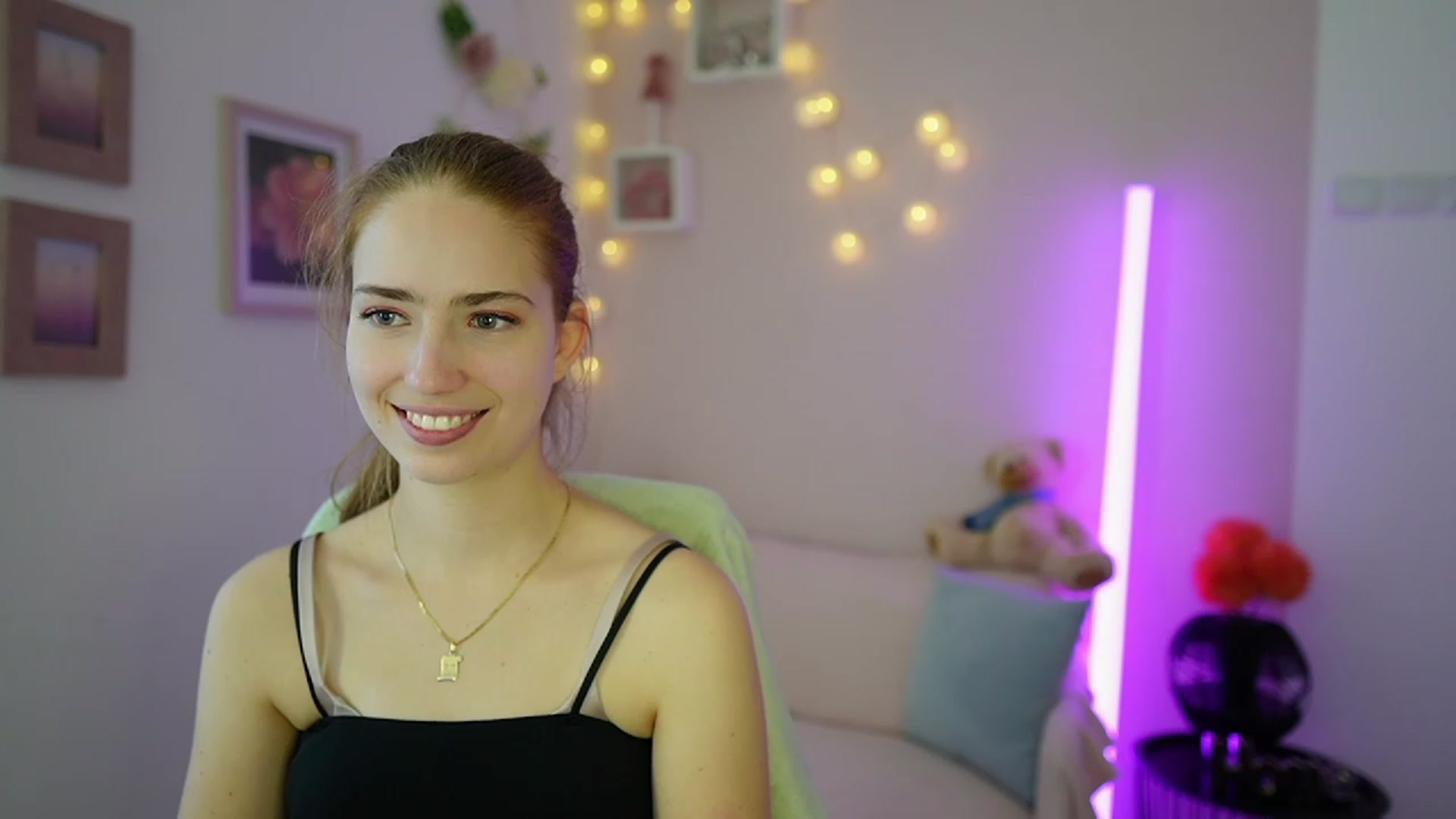 Gallery image thumbnail from Naomi_Woods18's myfreecams stream on, 12/27/2023, 12:57 image 7 of 20