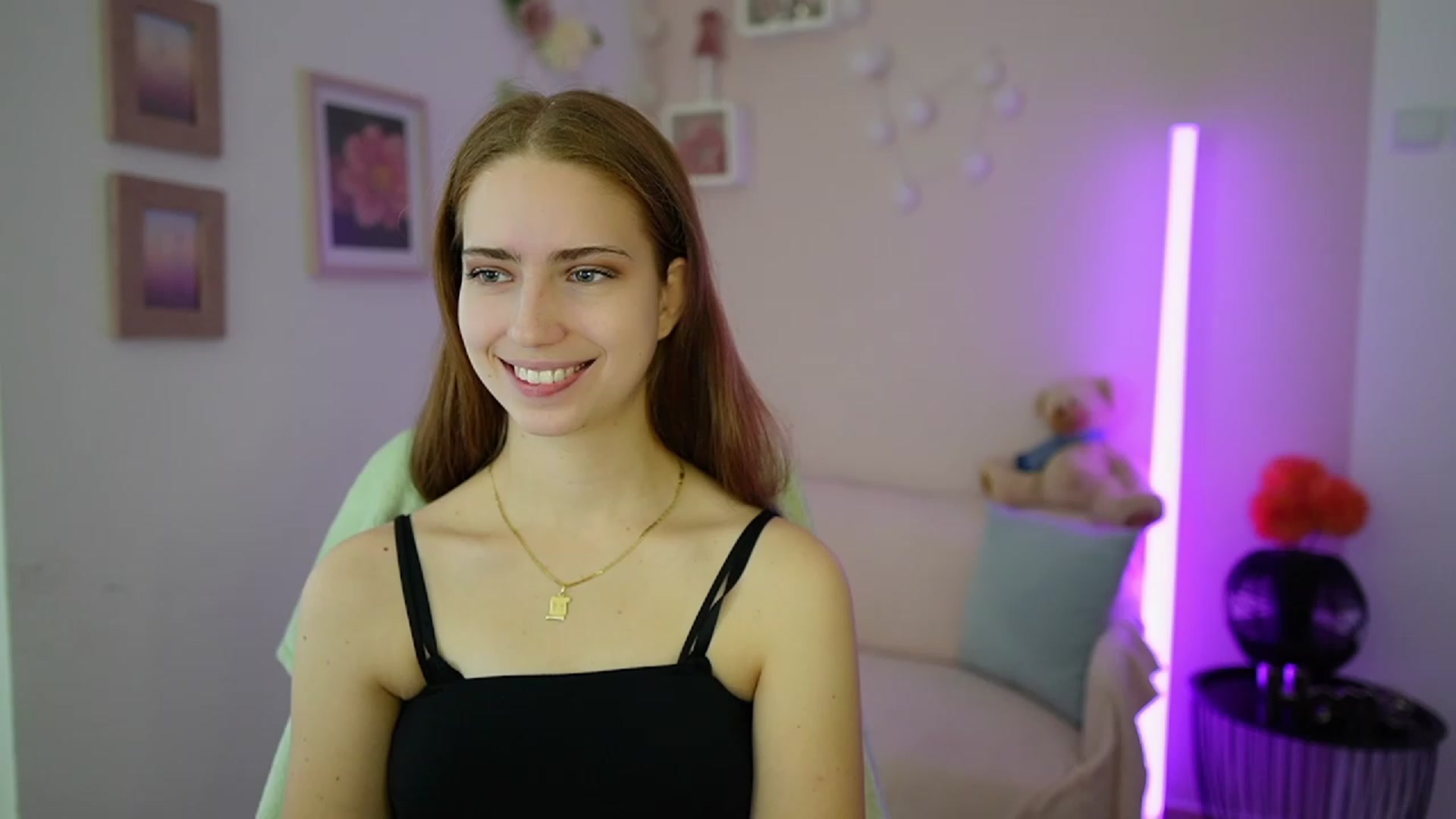 Gallery image thumbnail from Naomi_Woods18's myfreecams stream on, 12/31/2023, 09:57 image 9 of 20