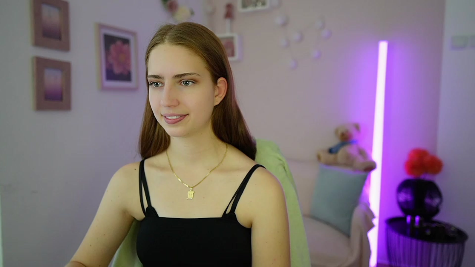 Gallery image thumbnail from Naomi_Woods18's myfreecams stream on, 12/31/2023, 13:20 image 18 of 20