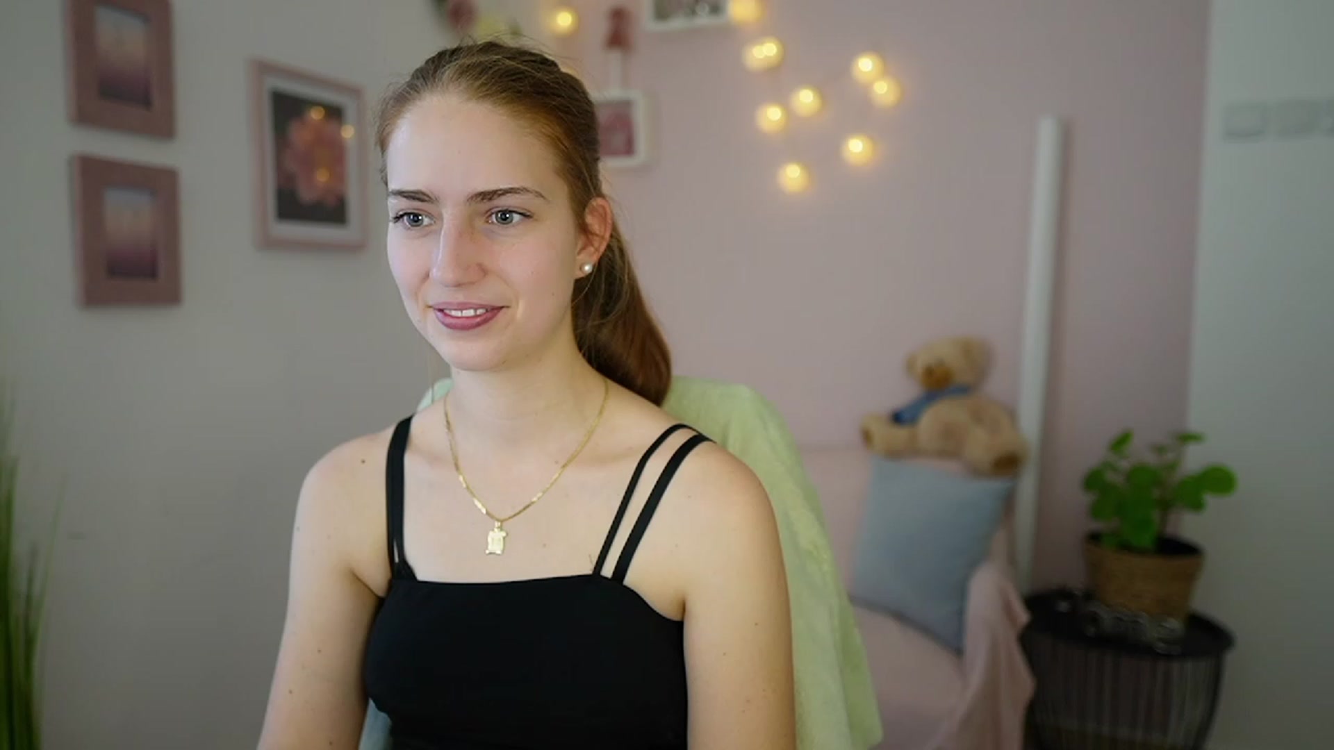 Gallery image thumbnail from Naomi_Woods18's myfreecams stream on, 01/04/2024, 14:02 image 9 of 20