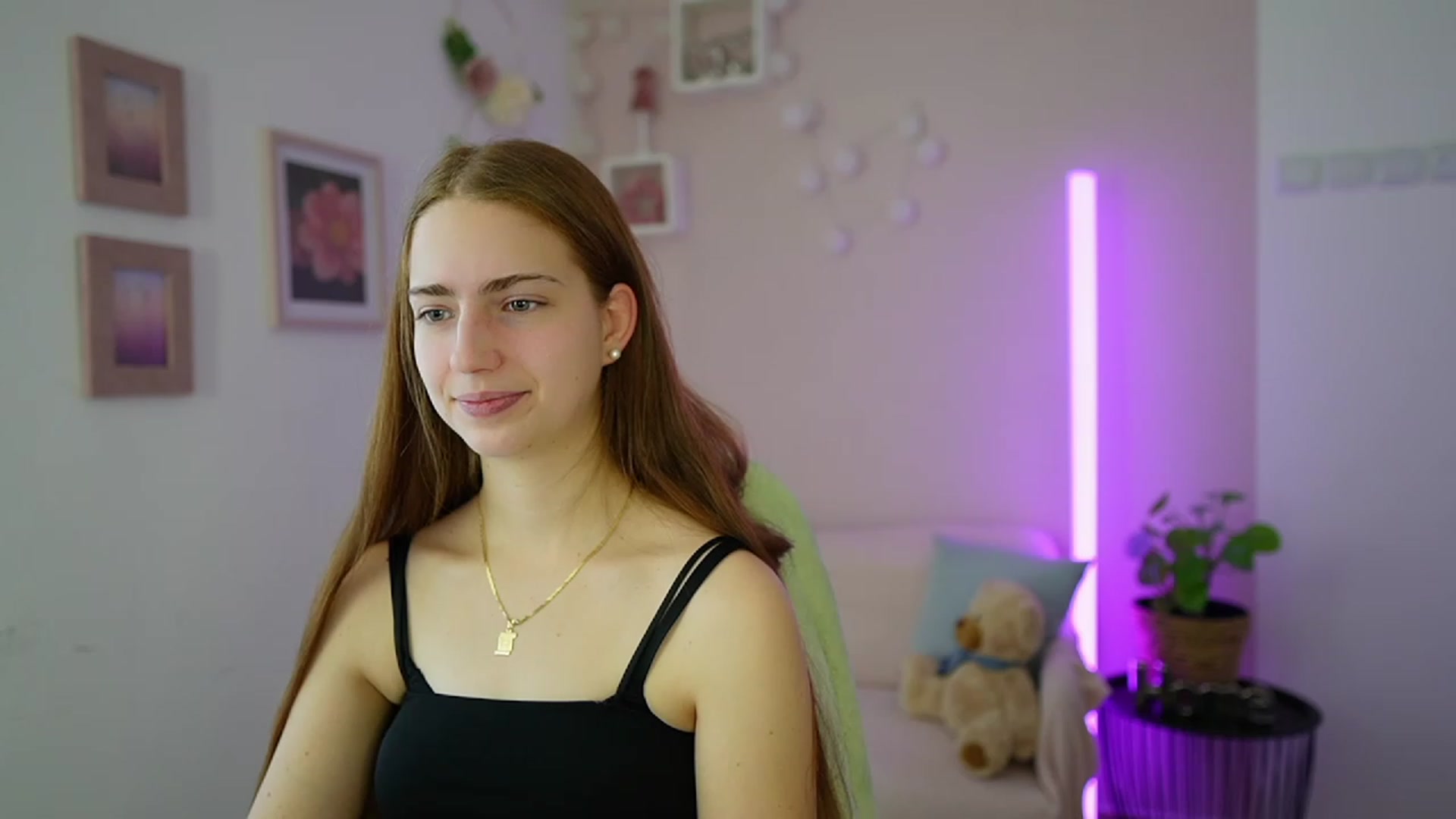 Gallery image thumbnail from Naomi_Woods18's myfreecams stream on, 01/10/2024, 09:37 image 15 of 20