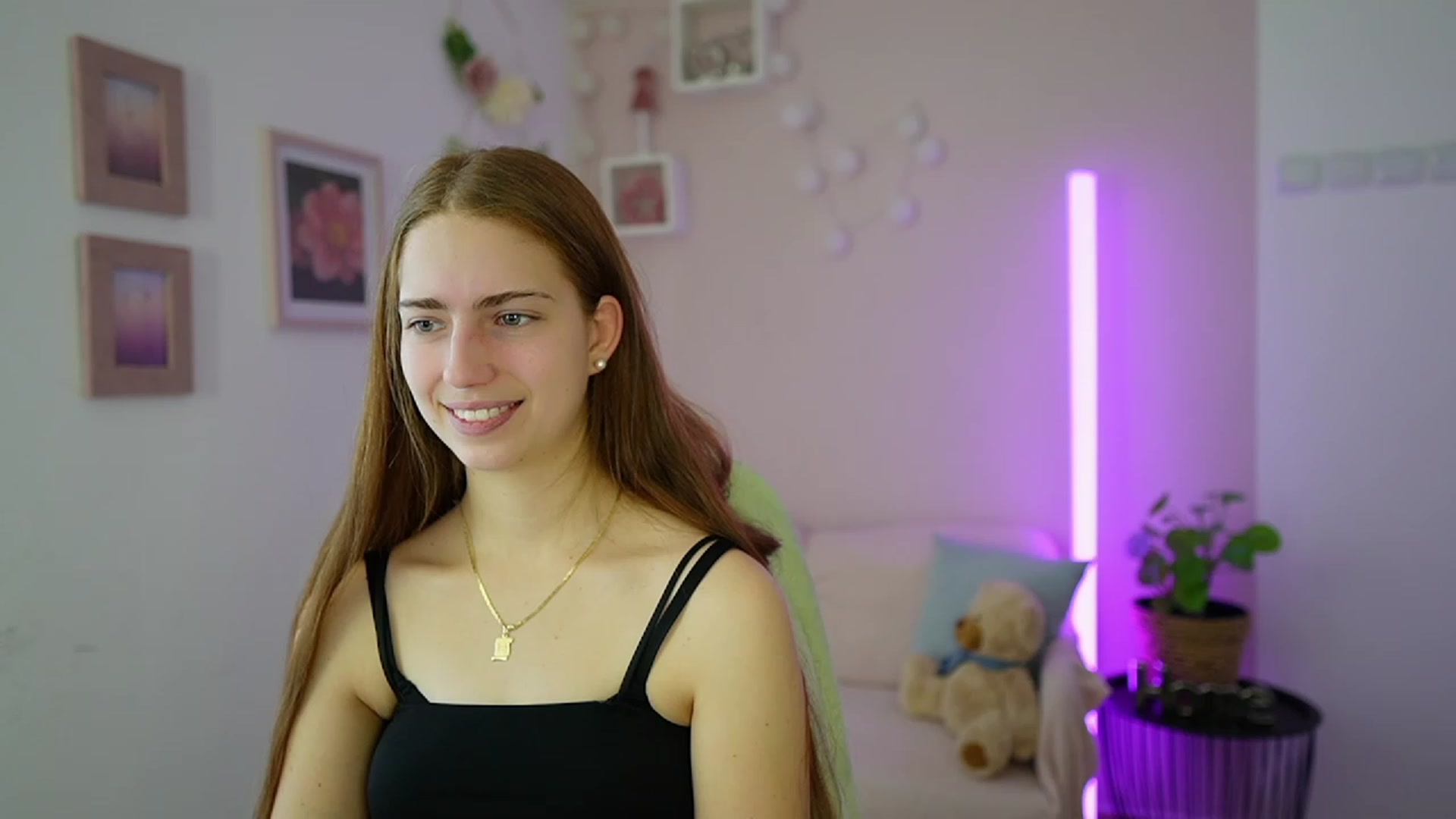 Gallery image thumbnail from Naomi_Woods18's myfreecams stream on, 01/10/2024, 09:37 image 18 of 20