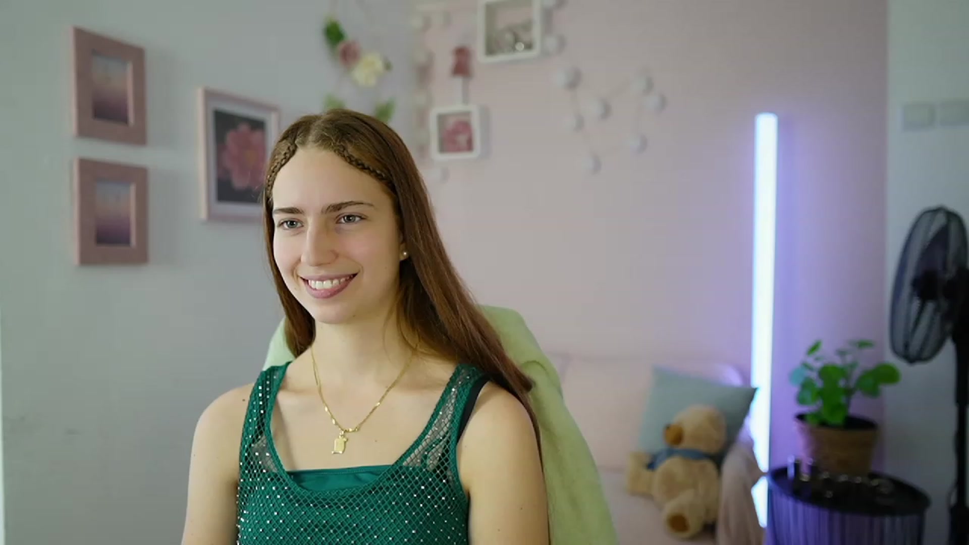 Gallery image thumbnail from Naomi_Woods18's myfreecams stream on, 01/12/2024, 12:21 image 18 of 20