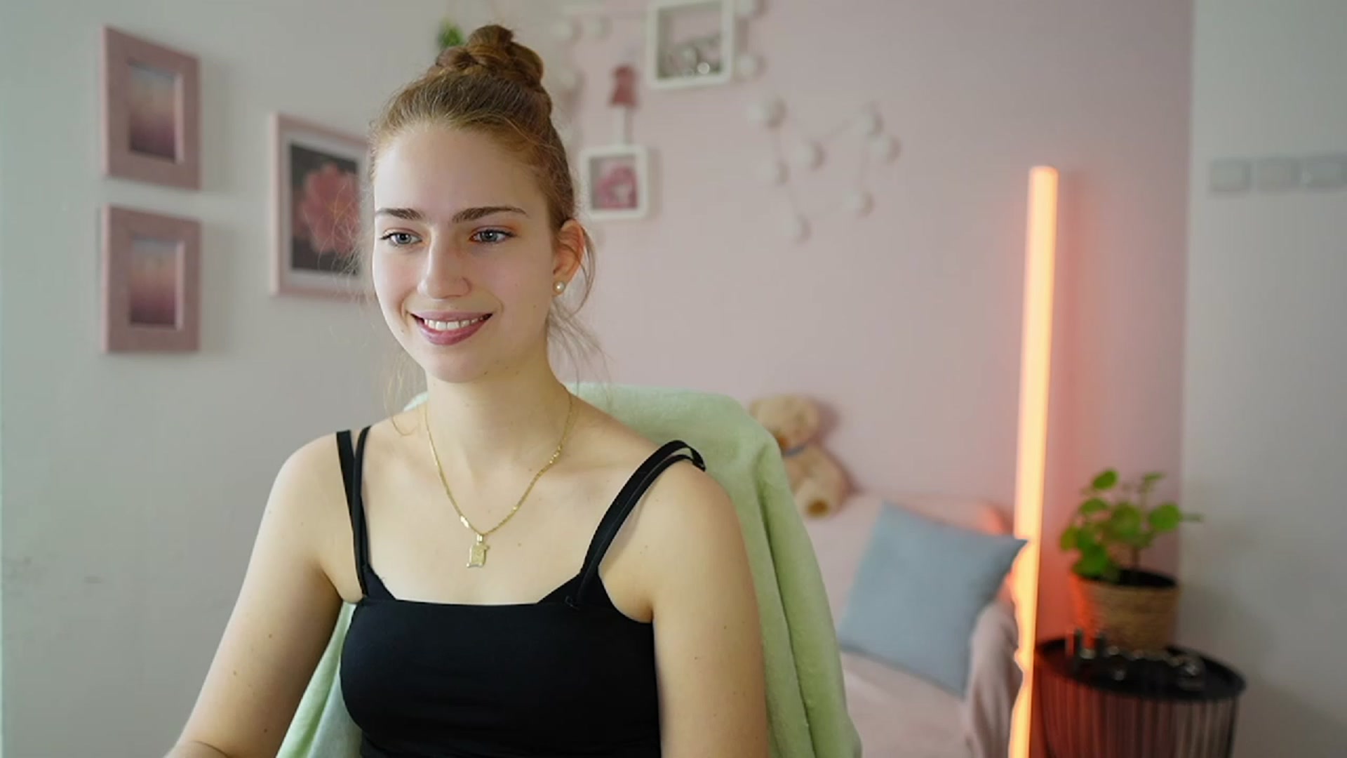 Gallery image thumbnail from Naomi_Woods18's myfreecams stream on, 01/27/2024, 10:49 image 7 of 20