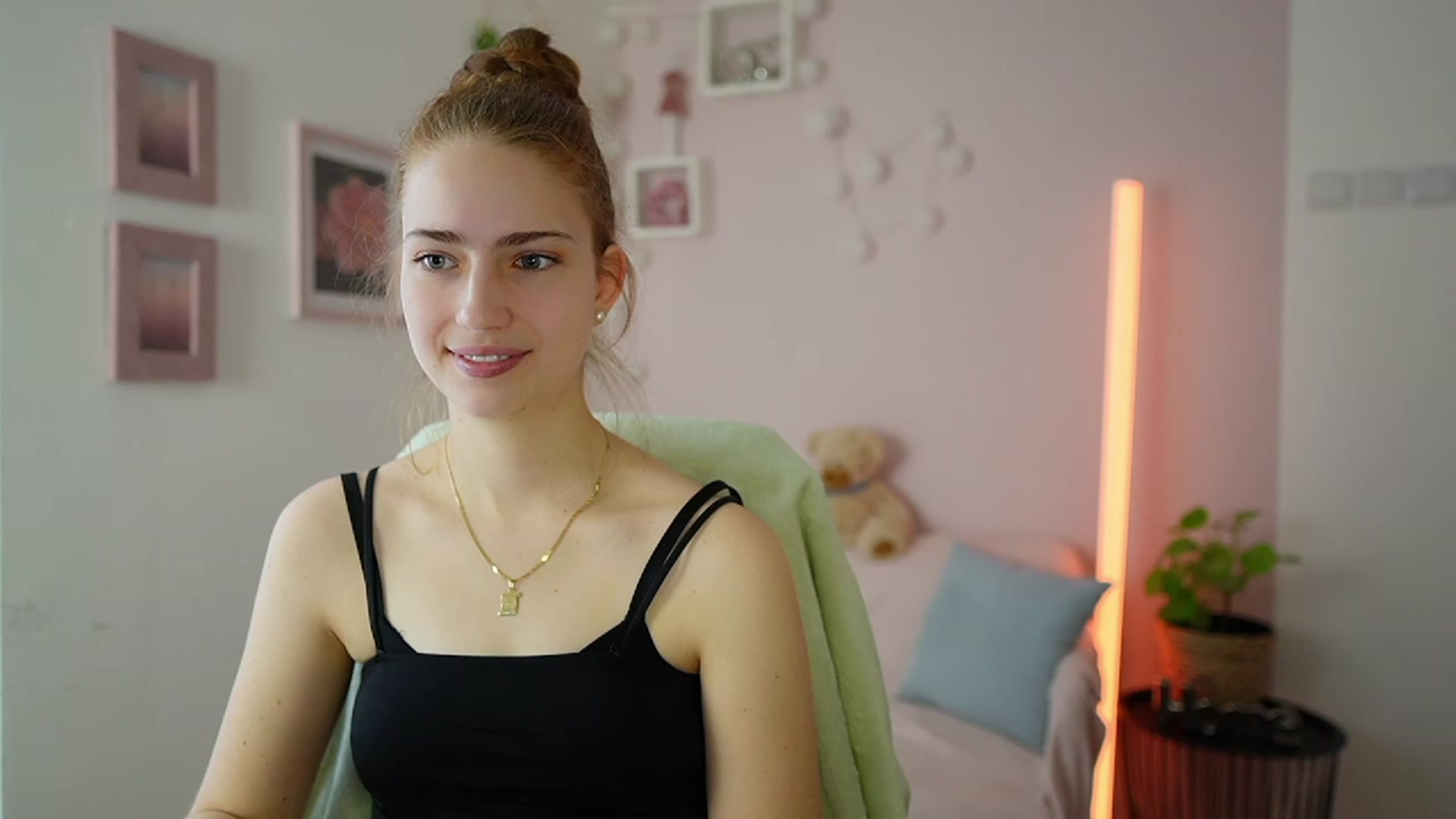 Gallery image thumbnail from Naomi_Woods18's myfreecams stream on, 01/27/2024, 10:49 image 8 of 20