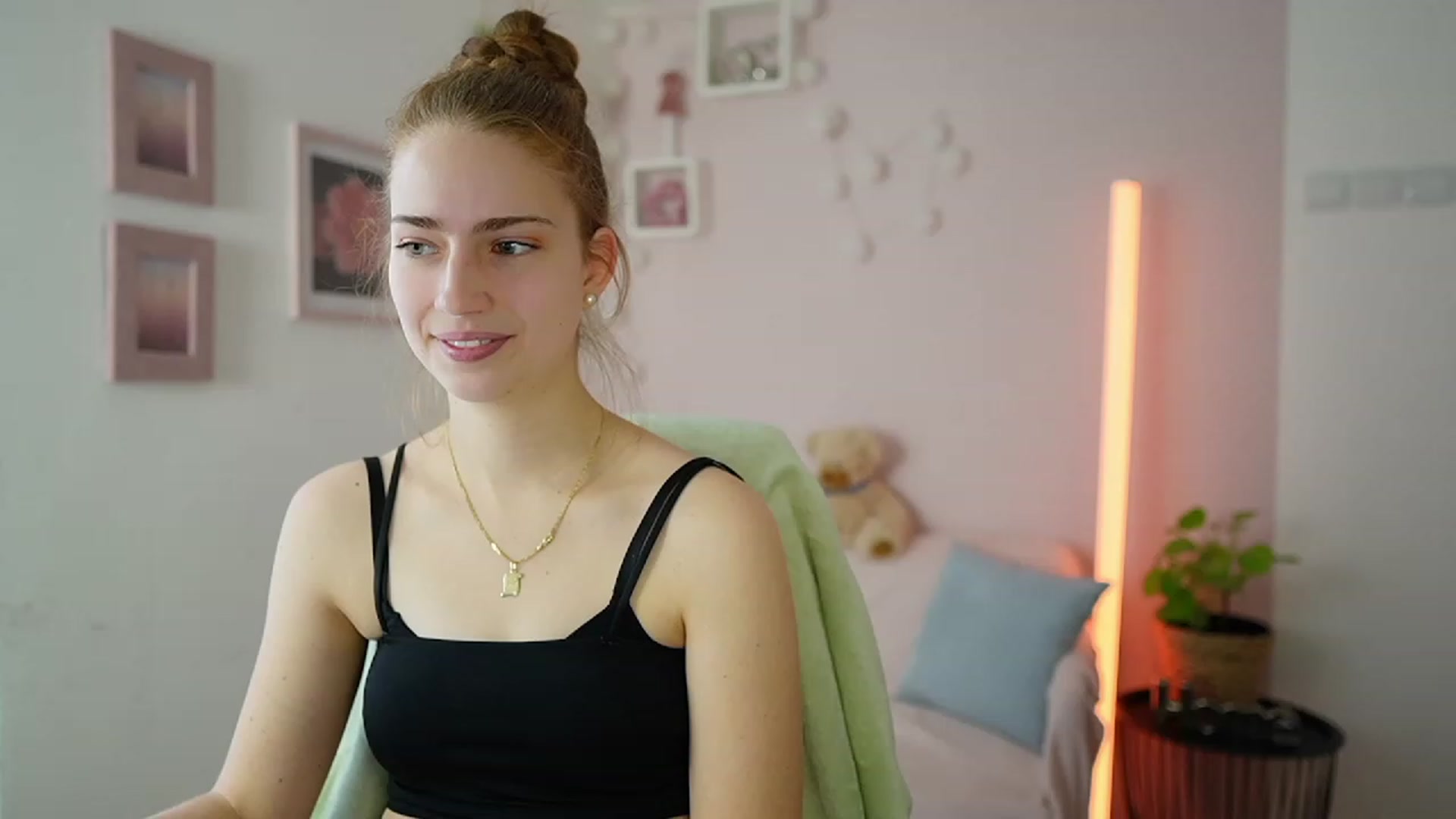 Gallery image thumbnail from Naomi_Woods18's myfreecams stream on, 01/27/2024, 10:49 image 17 of 20