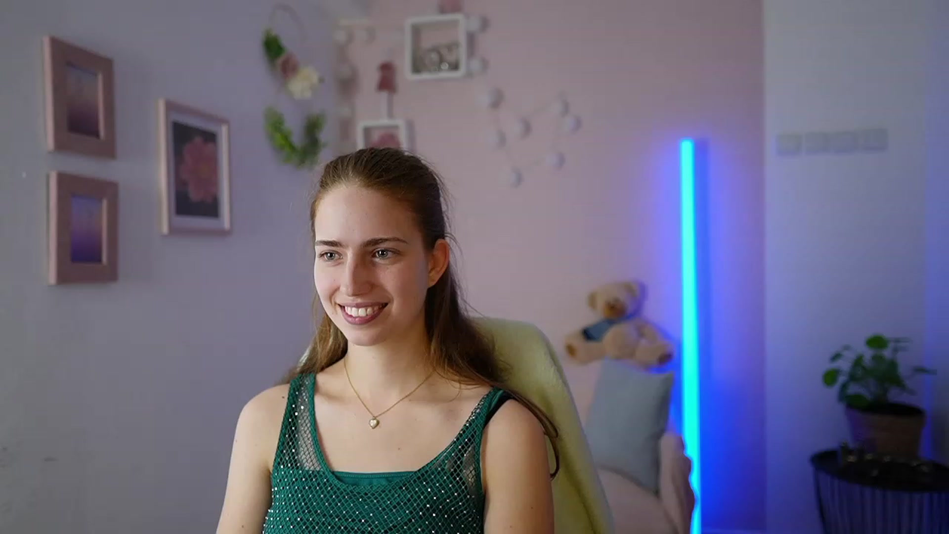 Gallery image thumbnail from Naomi_Woods18's myfreecams stream on, 02/17/2024, 13:46 image 17 of 20