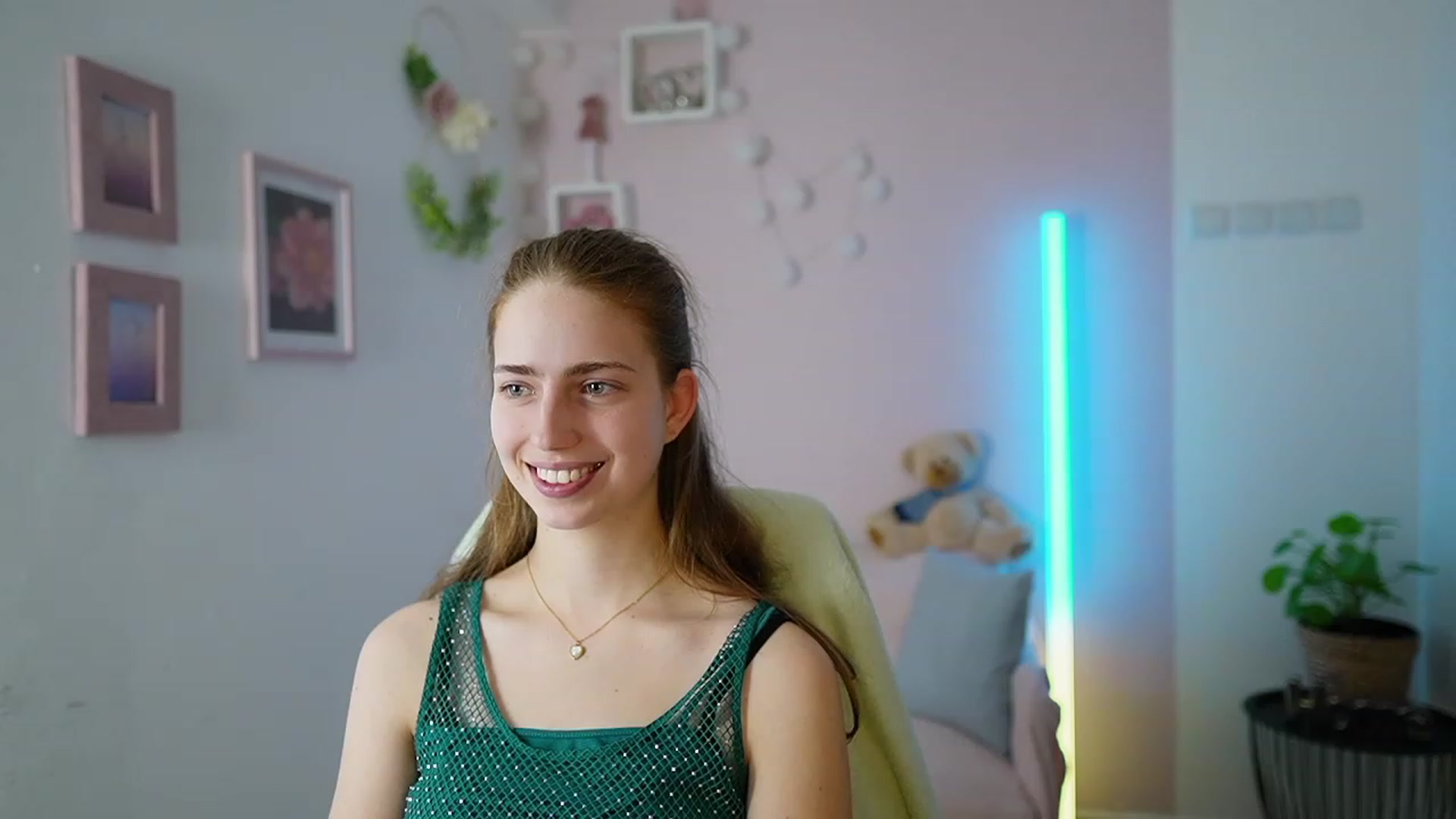 Gallery image thumbnail from Naomi_Woods18's myfreecams stream on, 02/17/2024, 13:46 image 19 of 20